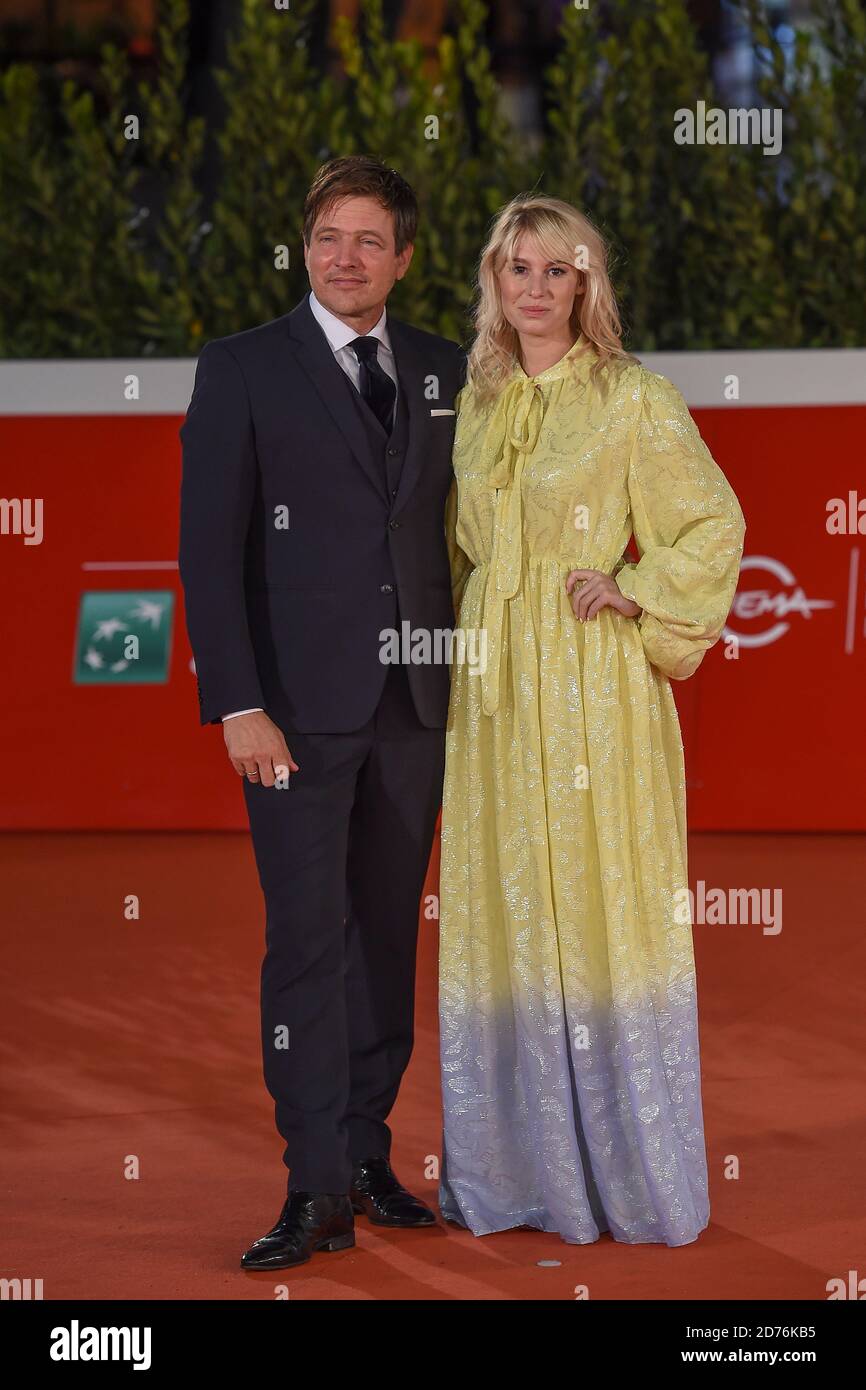 Italia, Roma, 20 ottobre 2020 : giorno 6 del Festival del Cinema di Roma. Tappeto rosso del film danese 'Druk/Another Round'. Foto : regista danese Thomas Vinterberg e sua moglie attrice danese Helene Reingaard Neumann Foto © Fabio Mazzarella/Sintesi/Alamy Live News Foto Stock