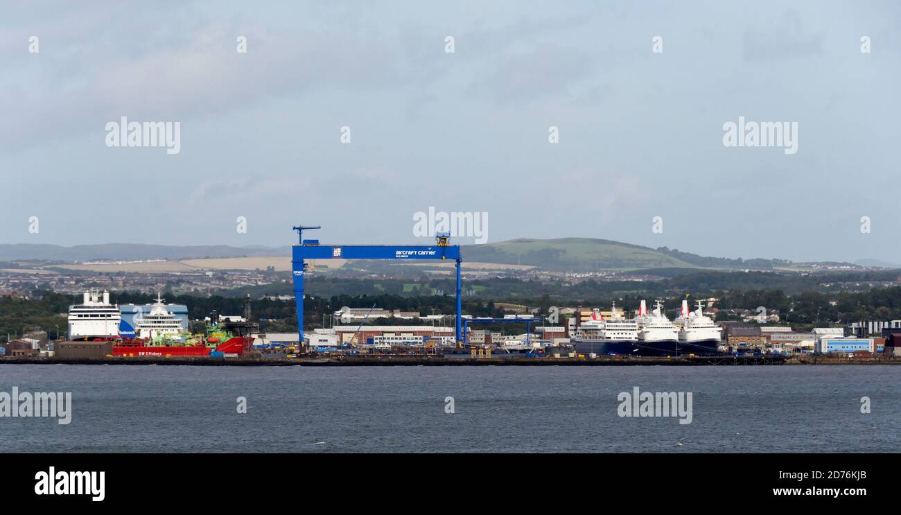 Rosyth Dockyard e il Firth of Forth. Fife, Scozia, Regno Unito, Europa. Foto Stock