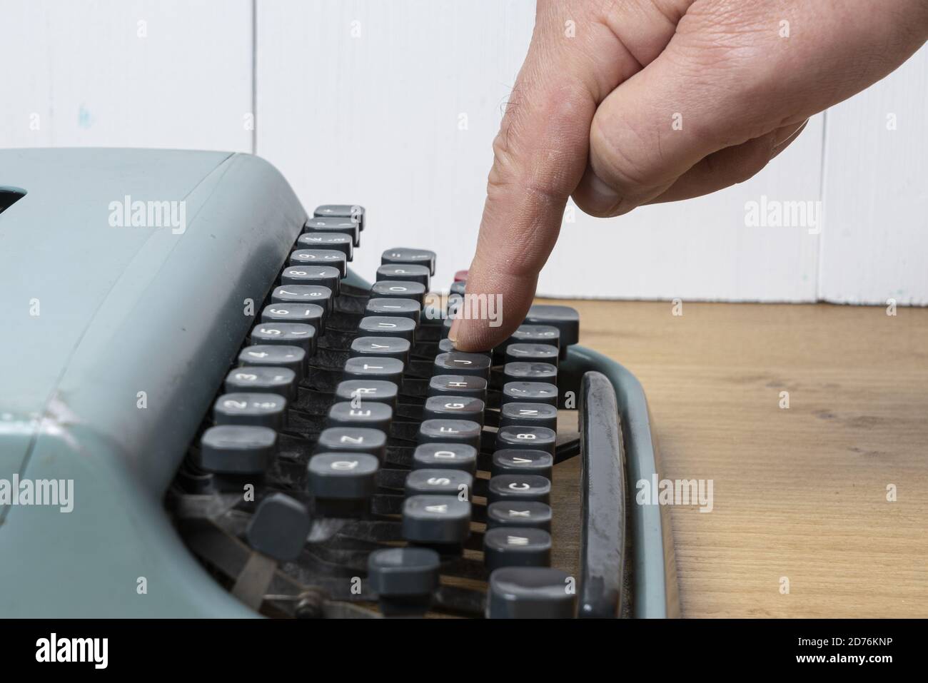 scrivete con una vecchia macchina da scrivere su un tavolo di legno Foto Stock