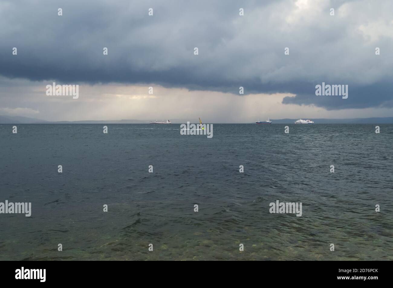 vela windsurfer con tempesta in arrivo alle sue spalle a Vladivostok Foto Stock