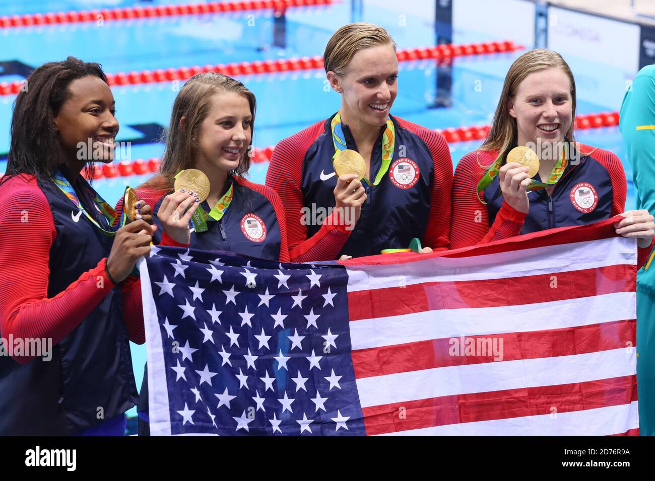 (L-R) Simone Manuel, Kathleen Baker, Dana Vollmer, Lilly King (USA), 13 2016 AGOSTO - Nuoto : cerimonia della medaglia di Medley Relay da 4x100m per donne allo Stadio Olimpico d'Aquatica durante i Giochi Olimpici di Rio 2016 a Rio de Janeiro, Brasile. Credit: Yohei Osada/AFLO SPORT/Alamy Live News Foto Stock