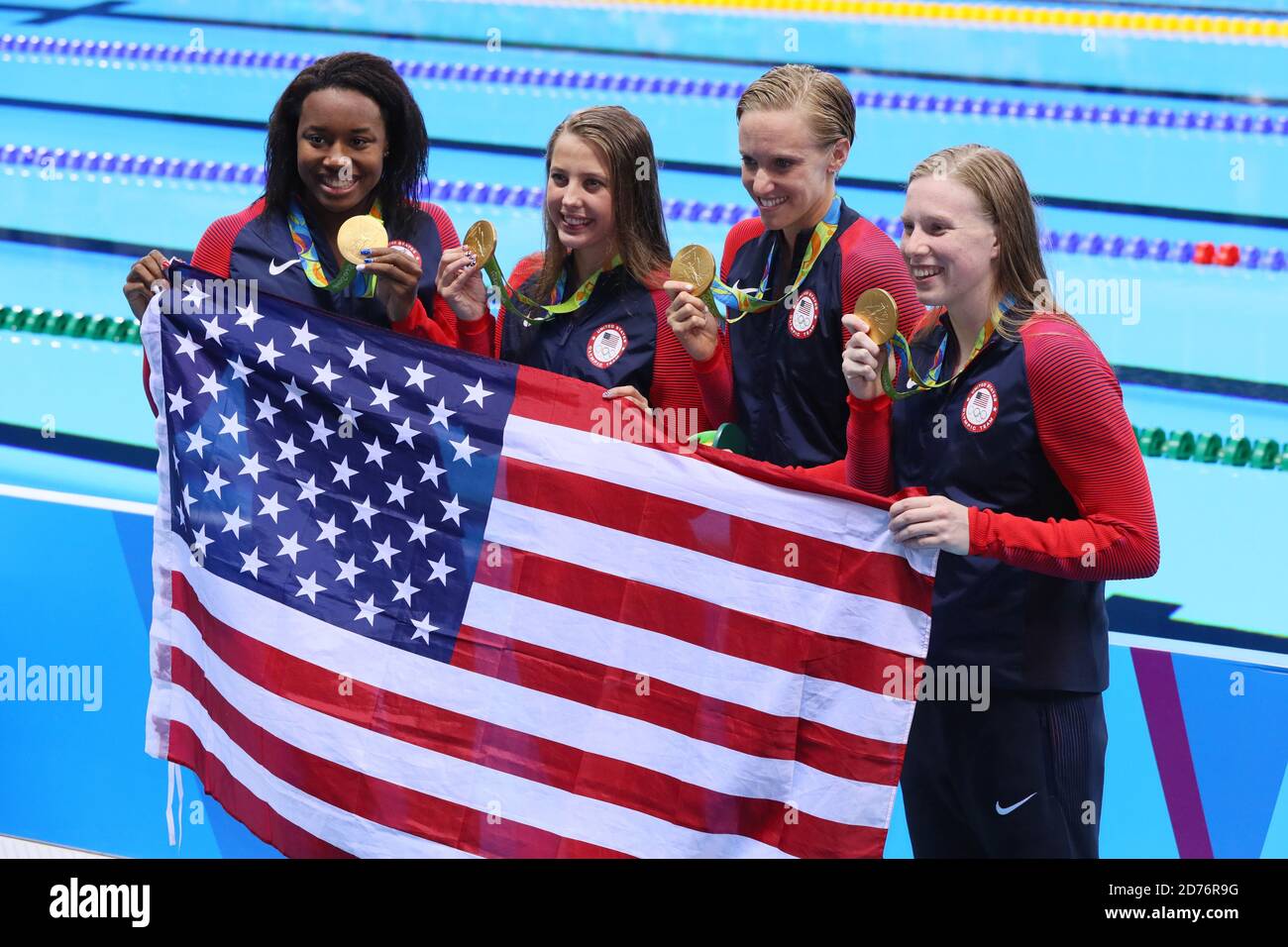 (L-R) Simone Manuel, Kathleen Baker, Dana Vollmer, Lilly King (USA), 13 2016 AGOSTO - Nuoto : cerimonia della medaglia di Medley Relay da 4x100m per donne allo Stadio Olimpico d'Aquatica durante i Giochi Olimpici di Rio 2016 a Rio de Janeiro, Brasile. Credit: Yohei Osada/AFLO SPORT/Alamy Live News Foto Stock
