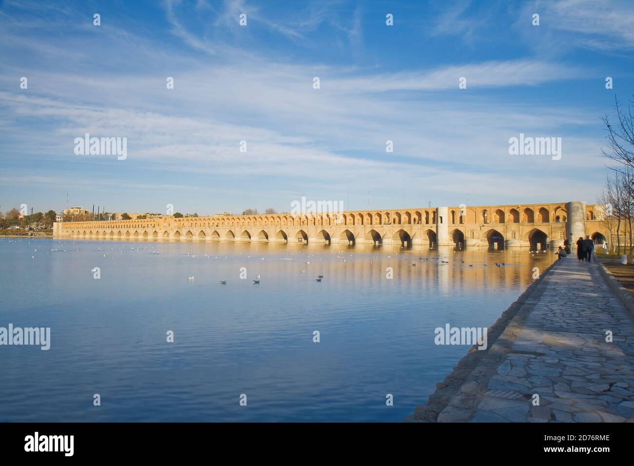 Siosepol o Siose Bridge (Persiano: Che significa 33 Ponte o il Ponte di 33 archi), chiamato anche il Ponte Allah-Verdi Khan, è uno degli undici br Foto Stock