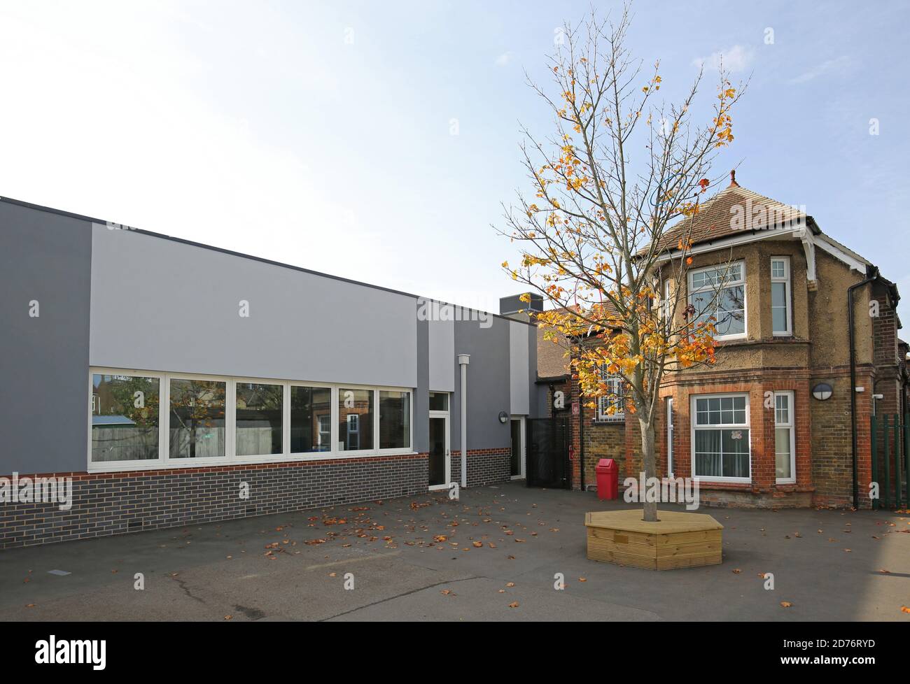 Edificio della scuola vittoriana recentemente rinnovato e ampliato a Dartford, Kent, Regno Unito. Mostra la nuova estensione della classe (a sinistra) Foto Stock