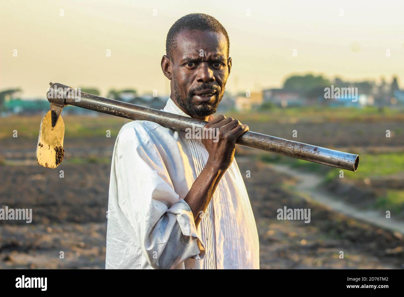 Chengetai Manyere un agricoltore urbano prepara il suo pezzo di terra in previsione delle piogge che si prevede di iniziare a cadere nelle settimane commoventi. La maggior parte dei cittadini dello zimbabwe sopravvive sull'agricoltura. Zimbabwe. Foto Stock