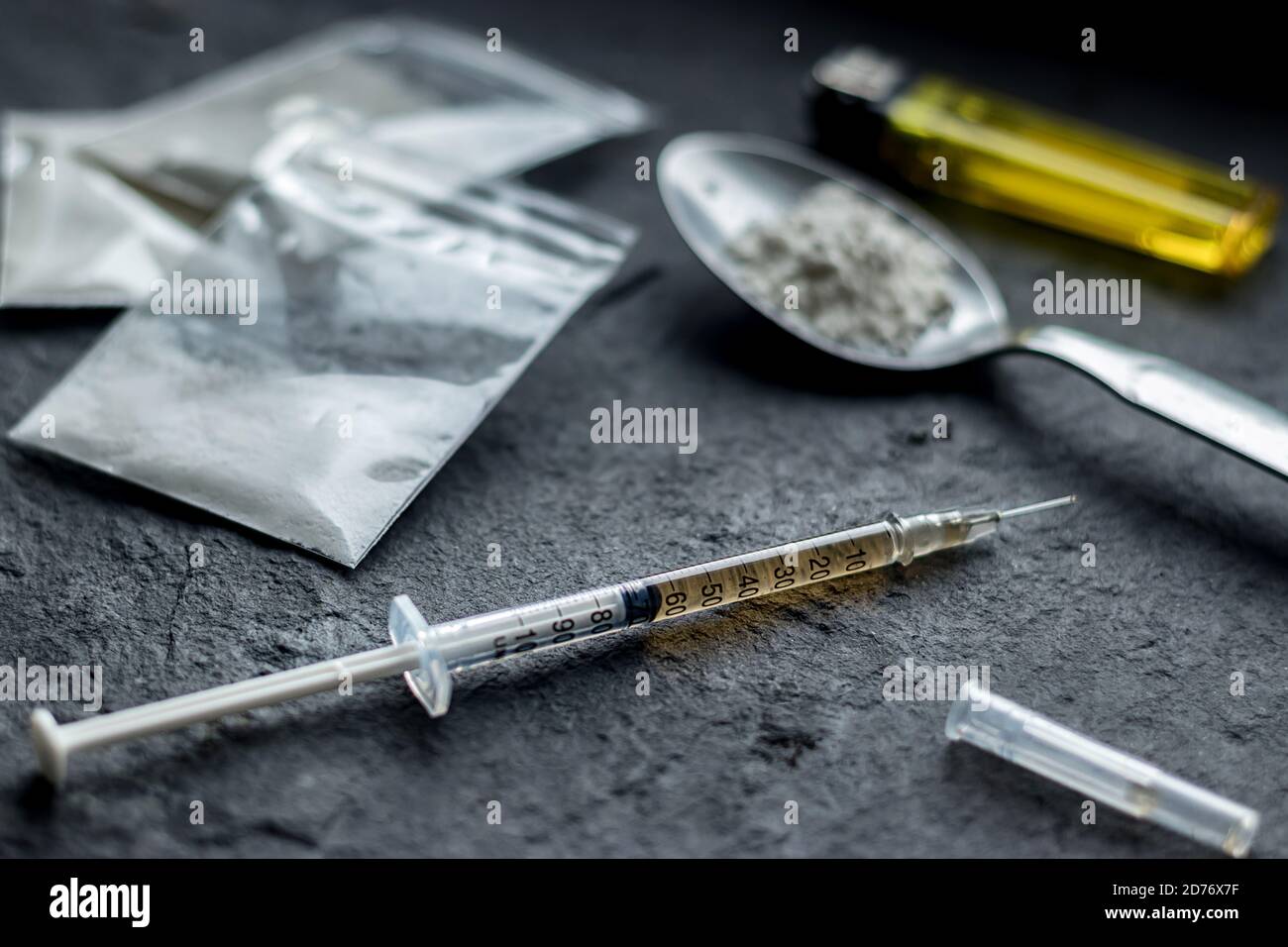 siringa di farmaco e eroina cotta su cucchiaio. problema tossicodipendente e concetto di terapia Foto Stock