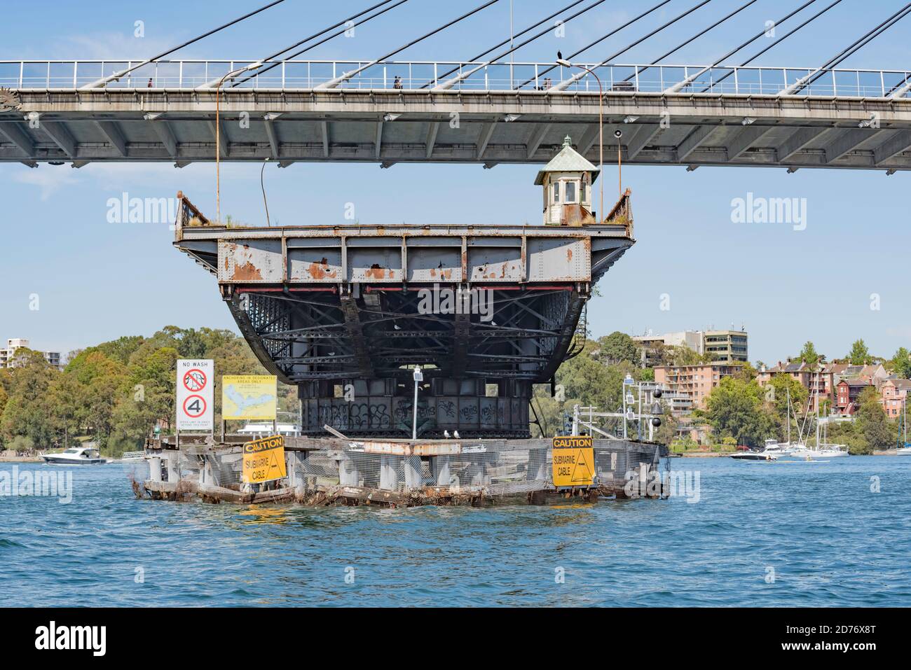 Il ponte costruito nel 1903, fatiscente ma dichiarato patrimonio dello stato, conosciuto come il ponte dell'Isola di Glebe, è un ponte elettrico centrale a campata di altalena nel porto di Sydney Foto Stock