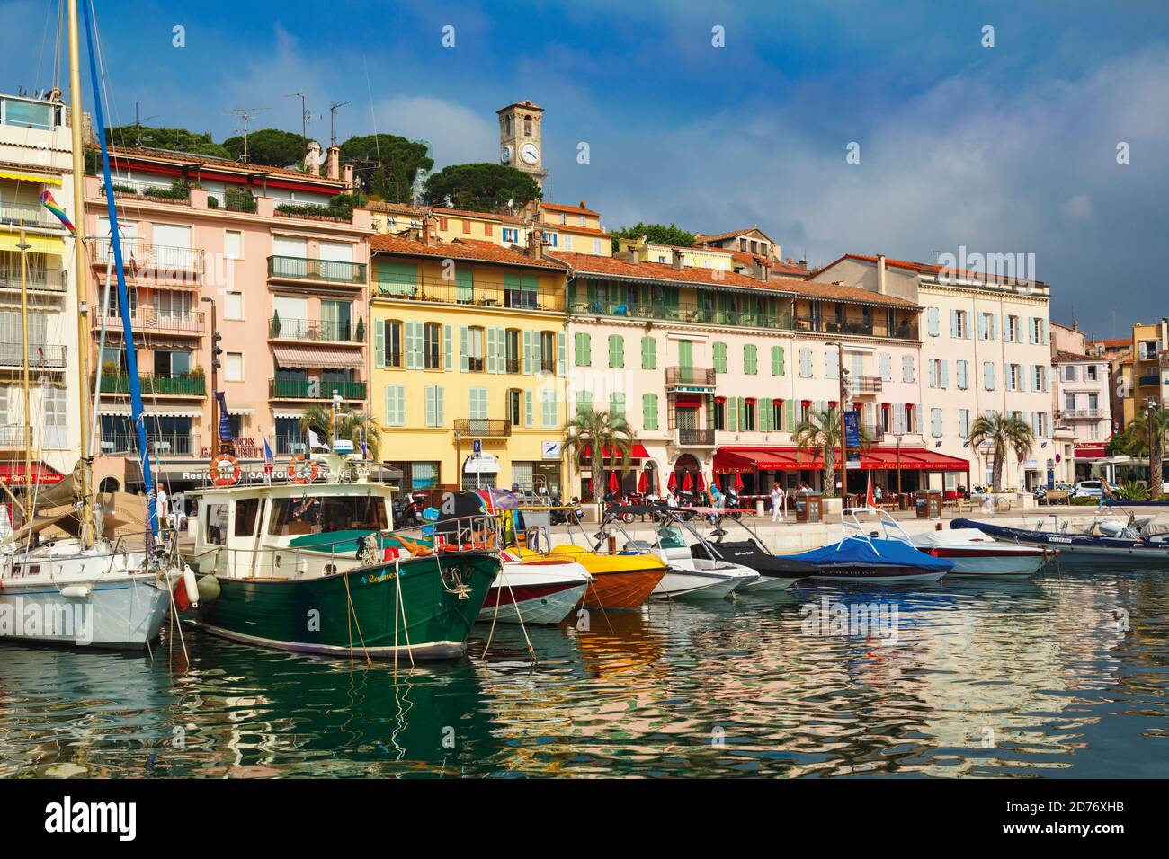 Cannes, Costa Azzurra, Costa Azzurra, Provenza, Francia. Porto di la Suquet. La città vecchia. Foto Stock