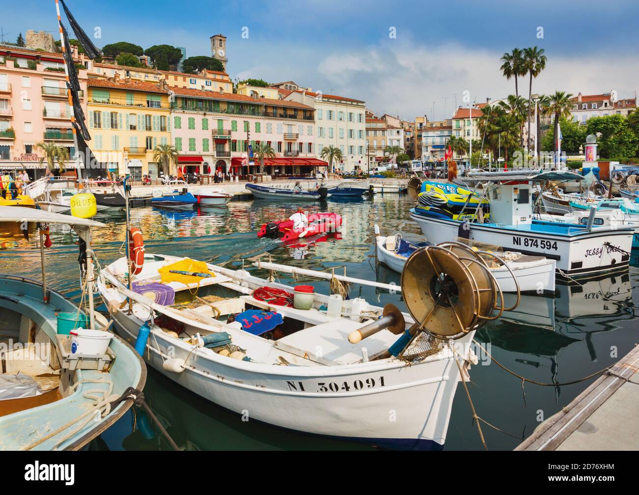 Cannes, Costa Azzurra, Costa Azzurra, Provenza, Francia. Porto di la Suquet. La città vecchia. Foto Stock