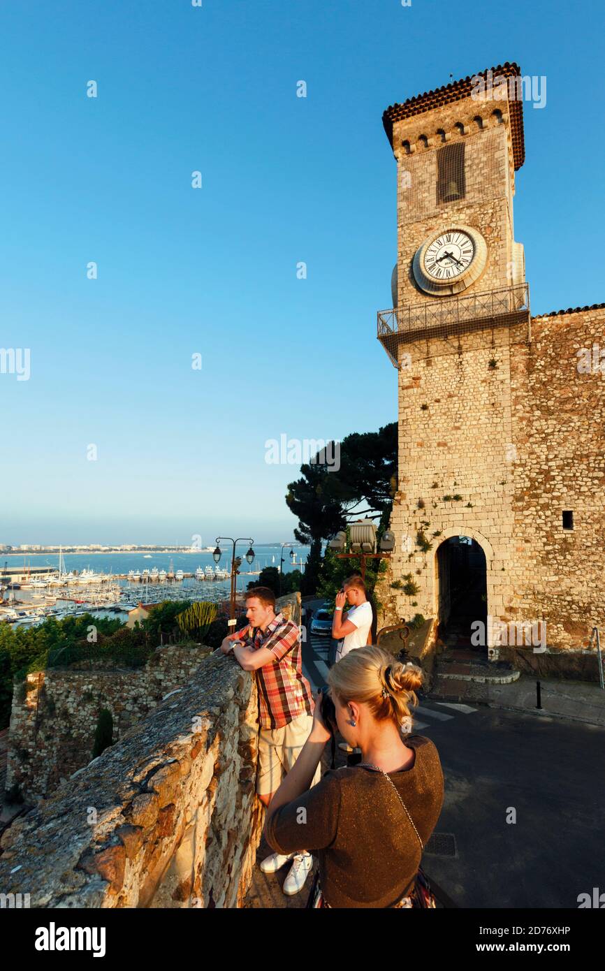 Cannes, Costa Azzurra, Costa Azzurra, Provenza, Francia. Guardando giù su la Suquet, la città vecchia da Suquet Hill. Torre dell'Orologio di Notre-Dame de l'e Foto Stock