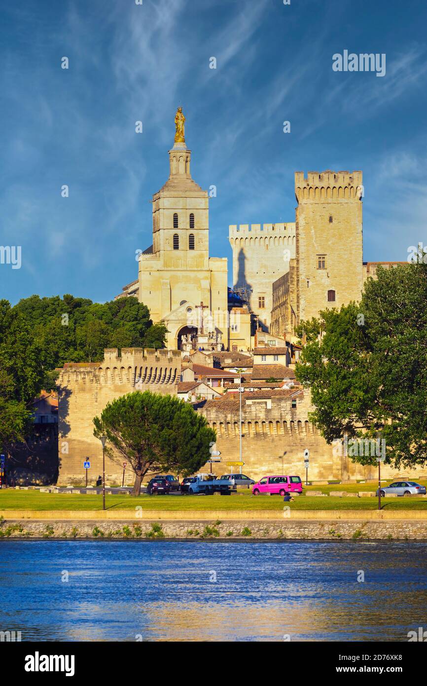 Avignone, Provence-Alpes-Côte d'Azur, in Francia. Palais des Papes. Il palazzo dei papi che si vede attraverso il fiume Rodano. Il centro storico di Avignone è un Foto Stock