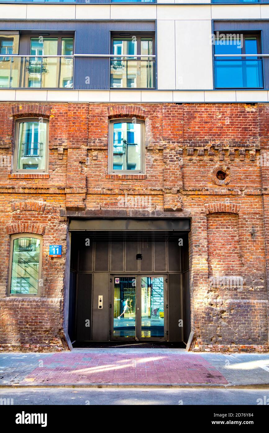 Resti del muro del ghetto della seconda guerra mondiale incorporato in un edificio moderno su Walicow Street, Varsavia, Polonia Foto Stock