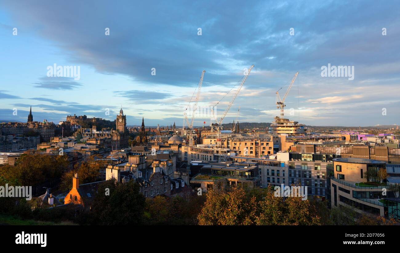 Vista panoramica di prima mattina di Edimburgo da Calton Hill, Scozia, Regno Unito. Lo sviluppo di proprietà del New St James Quarter è visibile sul Foto Stock