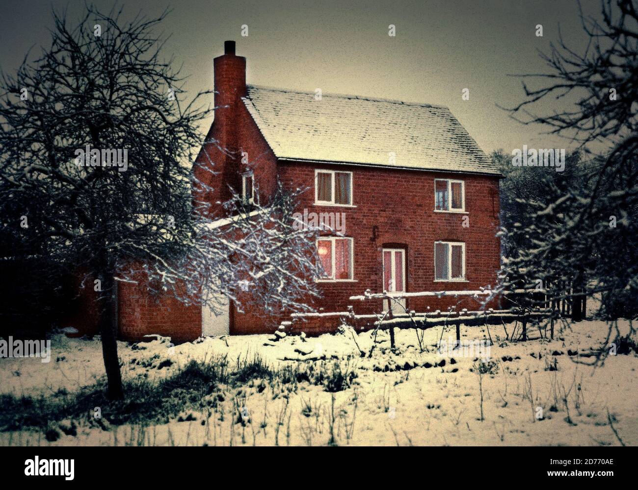 Fotografia d'epoca di un cottage di campagna quintessential Winter 1975, Shropshire, Inghilterra Foto Stock