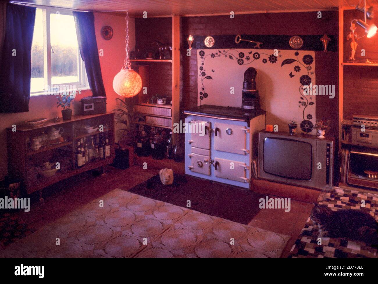 Fotografia d'epoca degli interni di un cottage di campagna quintessential, Inverno 1975, Shropshire, Inghilterra Foto Stock