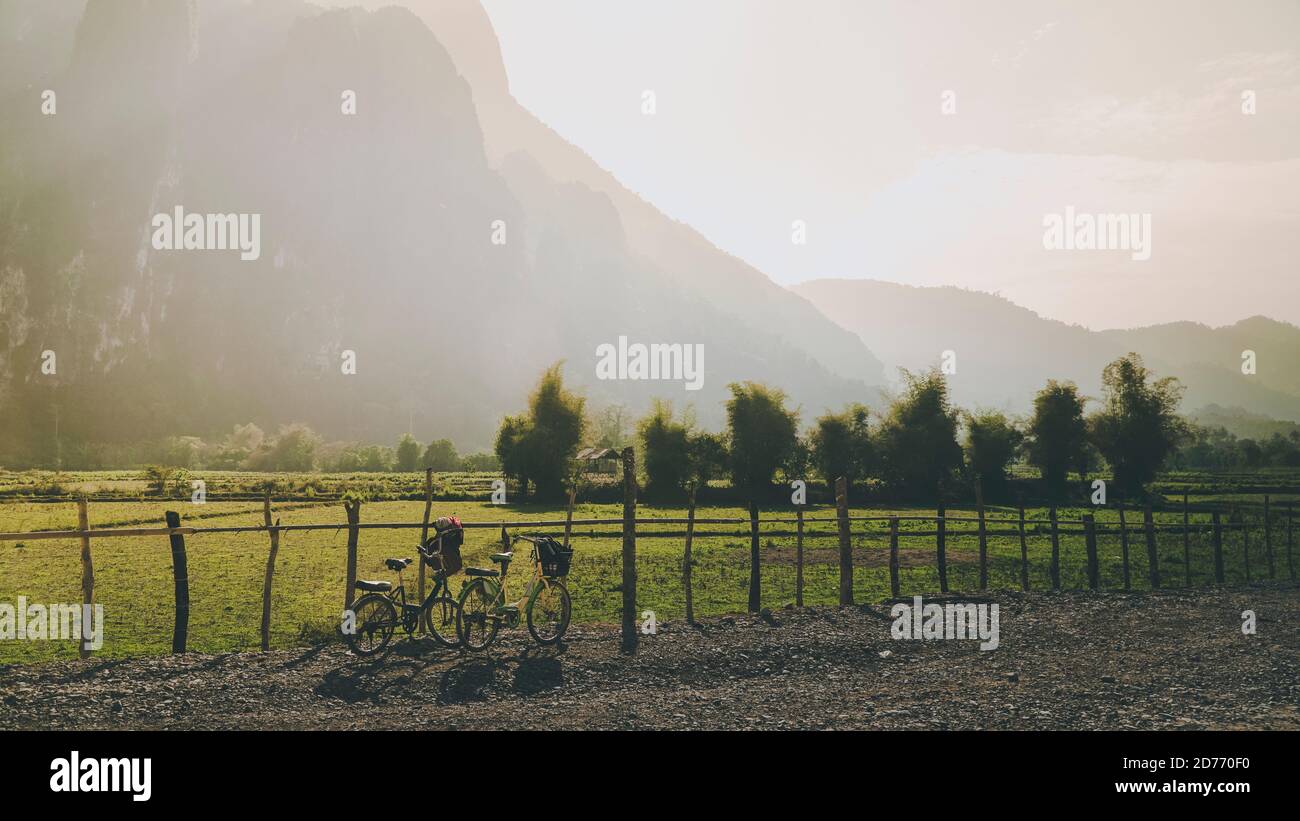 Bella mattina in Laos montagna raggi di luce con in bicicletta il primo piano Foto Stock