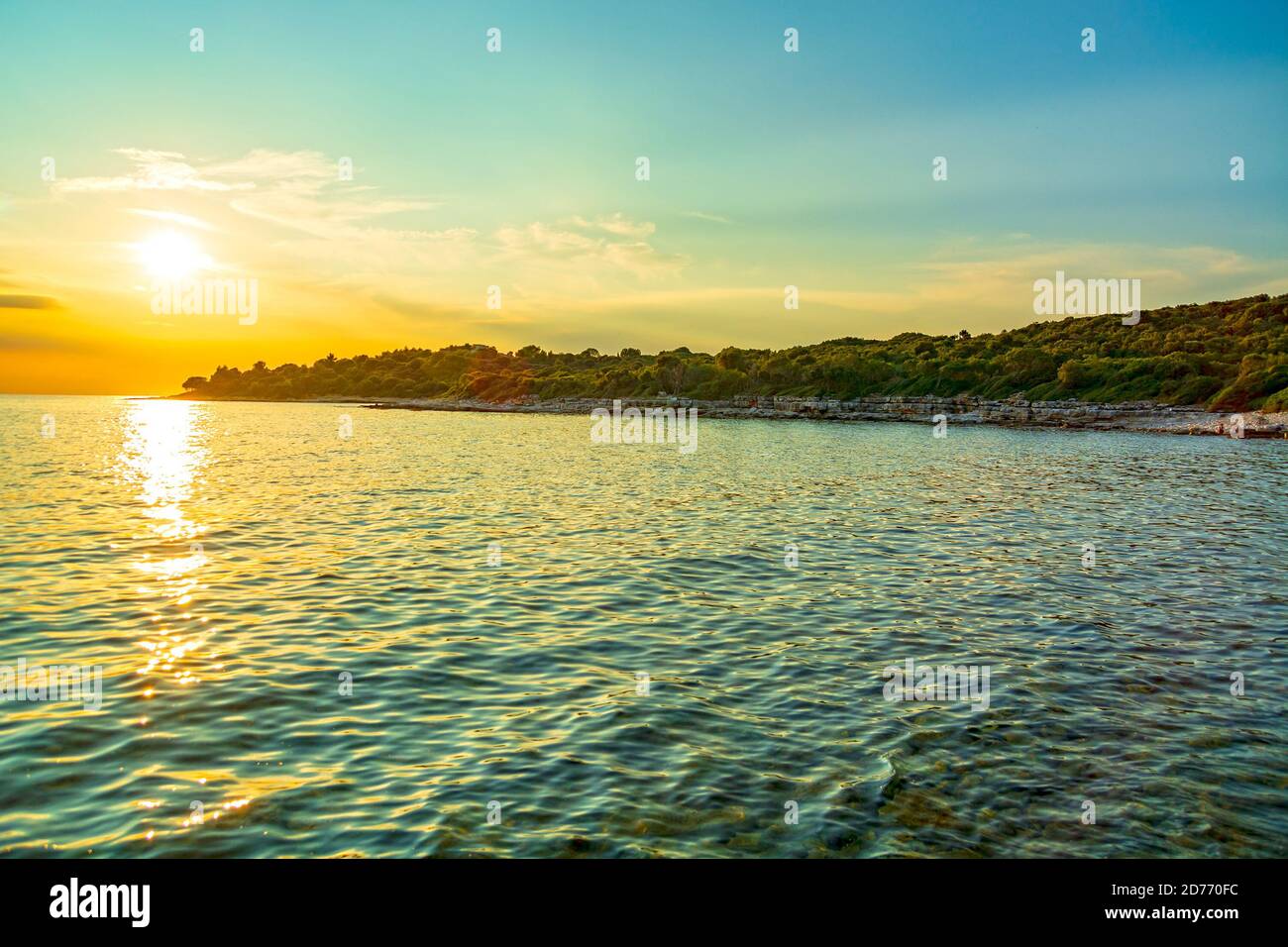 Mare Adriatico in Croazia a susnet dal mare Adriatico con pinetree vicino Pola, Valbandon, penisola dell'Istria, spiaggia Barbariga. Foto Stock
