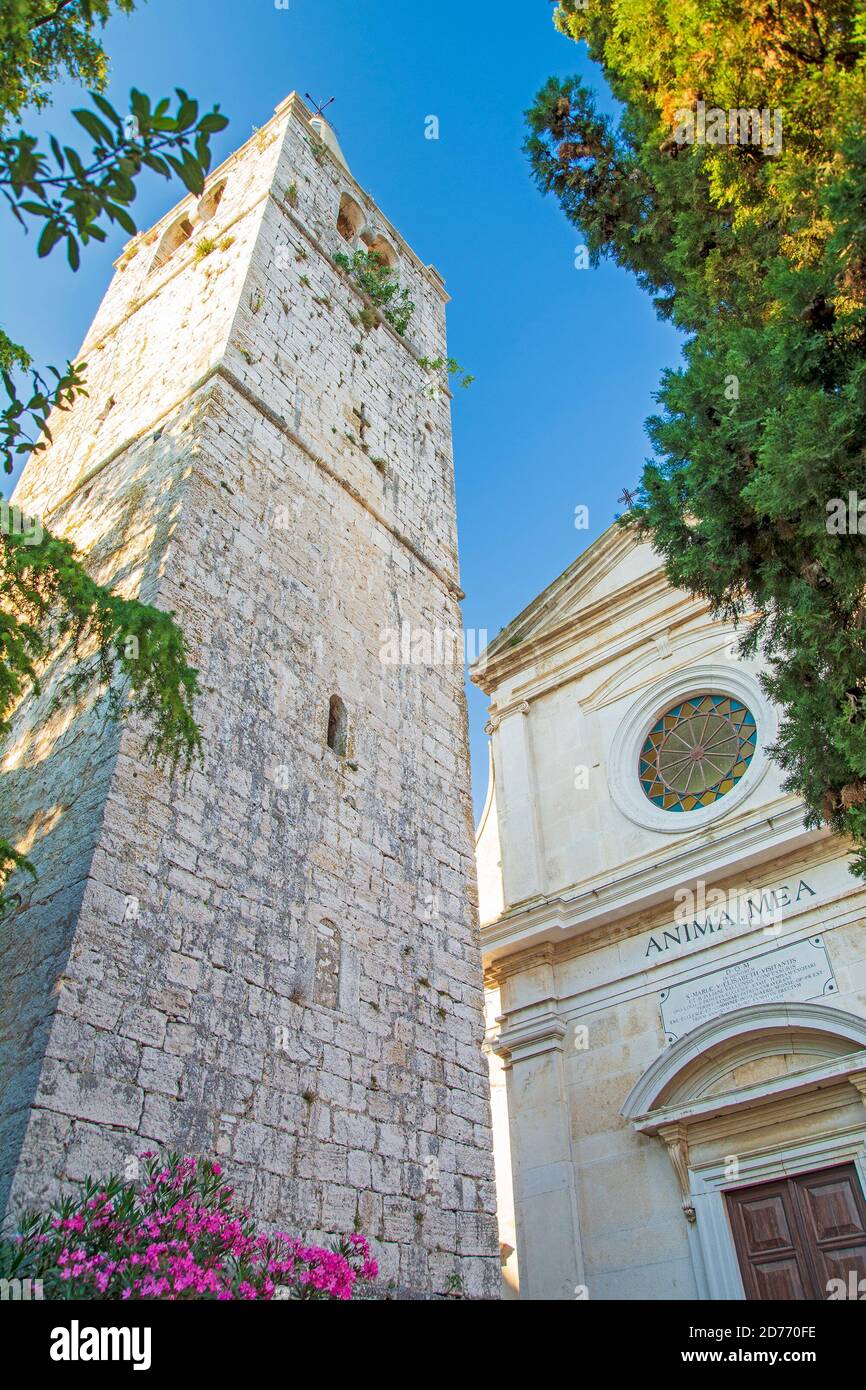 Valle / Bale città vecchia in Istria, chiesa e torre, Croazia Foto Stock