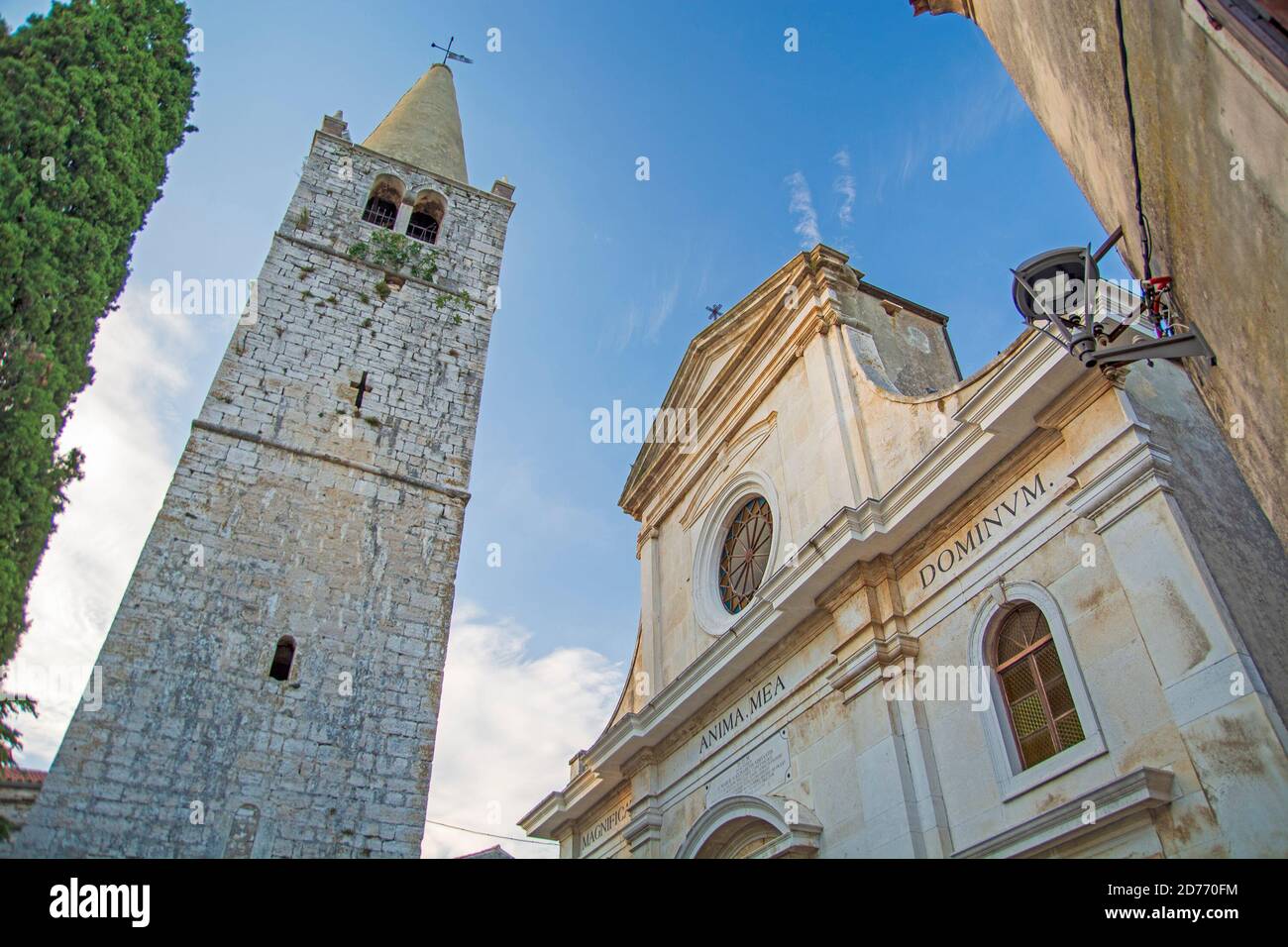 Valle / Bale città vecchia in Istria, chiesa e torre, Croazia Foto Stock