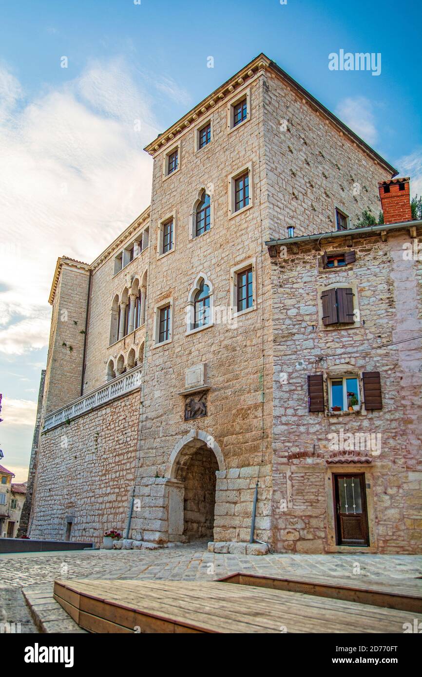 Valle / Bale centro storico in Istria, il magnifico palazzo Soardo-Bembo a Bale con il XVI secolo Facciata gotico-rinascimentale, Croazia Foto Stock