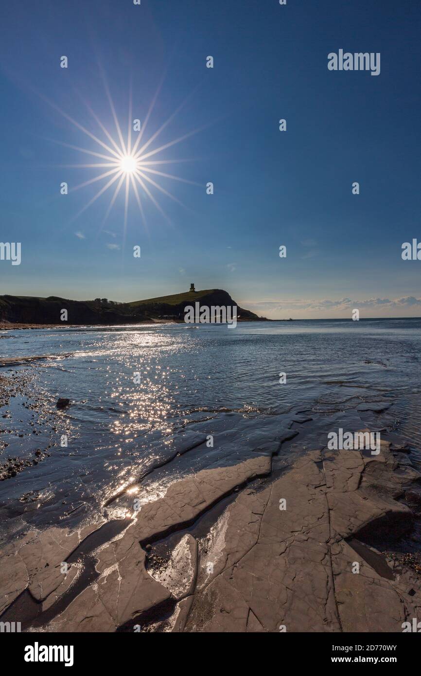 Una linea di fango e scisto ricchi di fossili che si estende nel mare a Kimmeridge Bay sulla Jurassic Coast, Dorset, Inghilterra Foto Stock