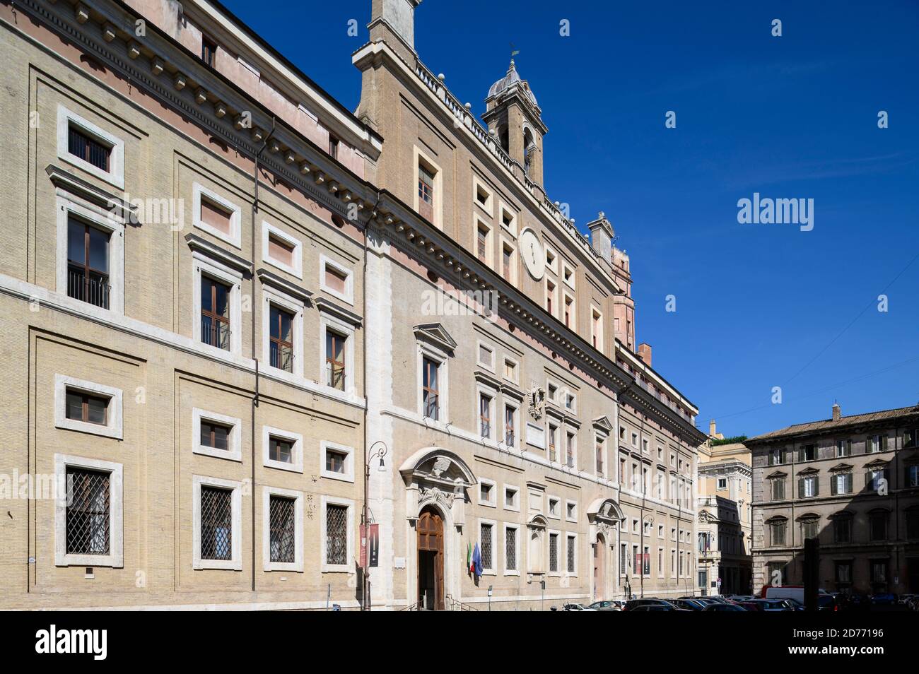 Membro Di Un Collegio Sacerdotale Romano Piazza del collegio romano immagini e fotografie stock ad alta
