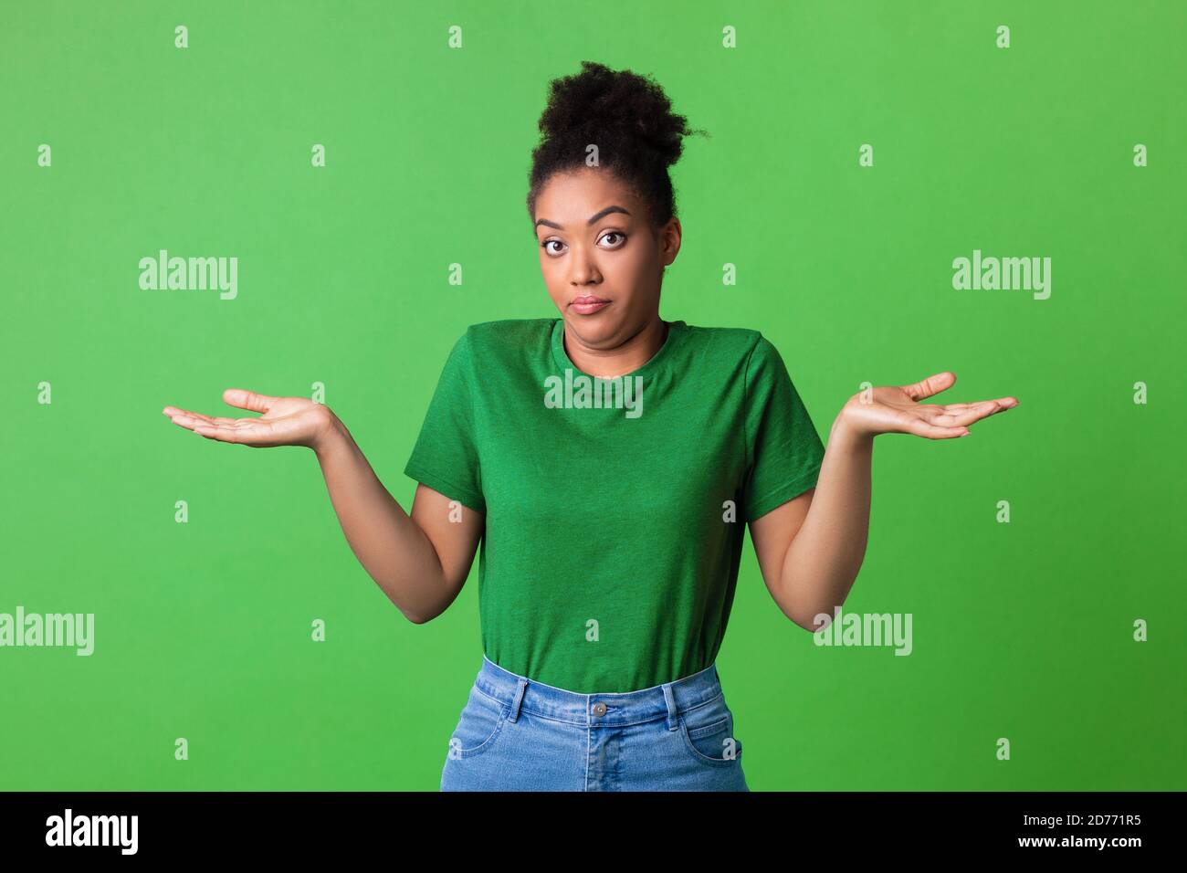 Confuso perplesso nero giovane signora rugging in studio Foto Stock