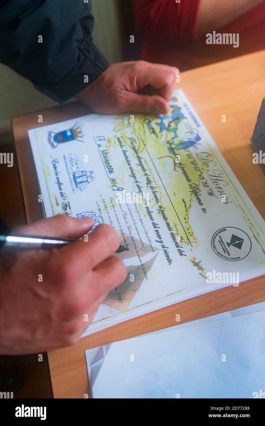 Certificazione End of the World, faro di Capo Horn, Capo Horn, Parco Nazionale di Capo Horn, nave da crociera Ventus Australis, Isola di Capo Horn, Tierra del F. Foto Stock