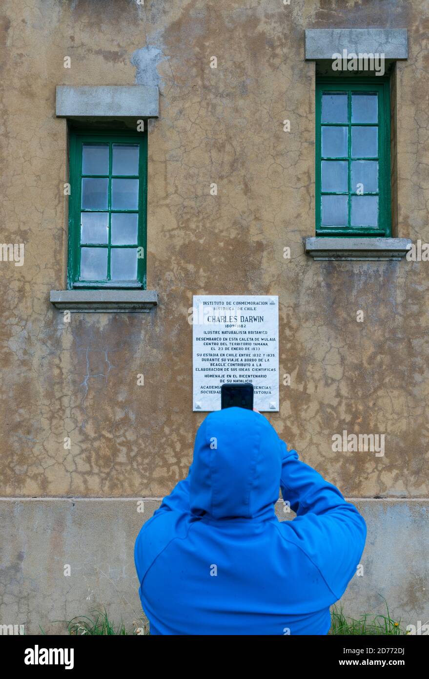 Darwin JOURNEY lapide commemorativa, ex stazione di comunicazione radio, Baia di Wulaia, Isola Navarino, canale di Murray, canale di Beagle, Tierra del Fueg Foto Stock