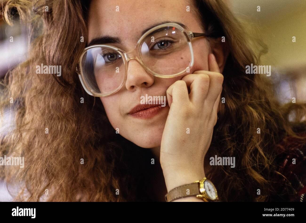 Sesto studente di forma che lavora nella biblioteca del college al Thetford Sesto Centro forma a Norfolk. 15 marzo 1993. Foto: Neil Turner Foto Stock