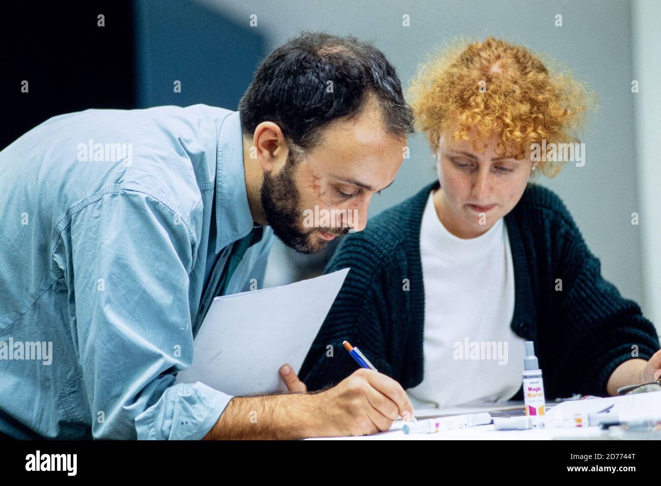 Studenti e personale al lavoro nel dipartimento di arte commerciale dell'American College di Londra nel West End. 26 luglio 1993. Foto: Neil Turner Foto Stock