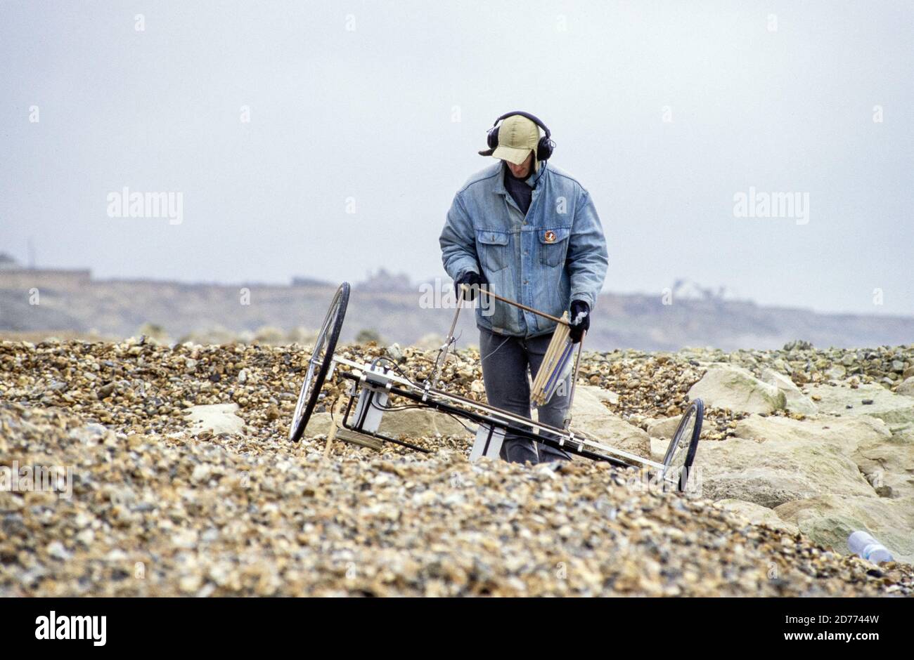 Uno studente di oceanografia dell'Università di Southampton che usa un evice appositamente costruito per cercare ciottoli con trasponditori incorporati in loro come parte di un progetto per mappare i modelli di deriva lungo mare sulla spiaggia di Highcliffe sulla costa meridionale dell'Inghilterra. 08 marzo 1994. Foto: Neil Turner Foto Stock