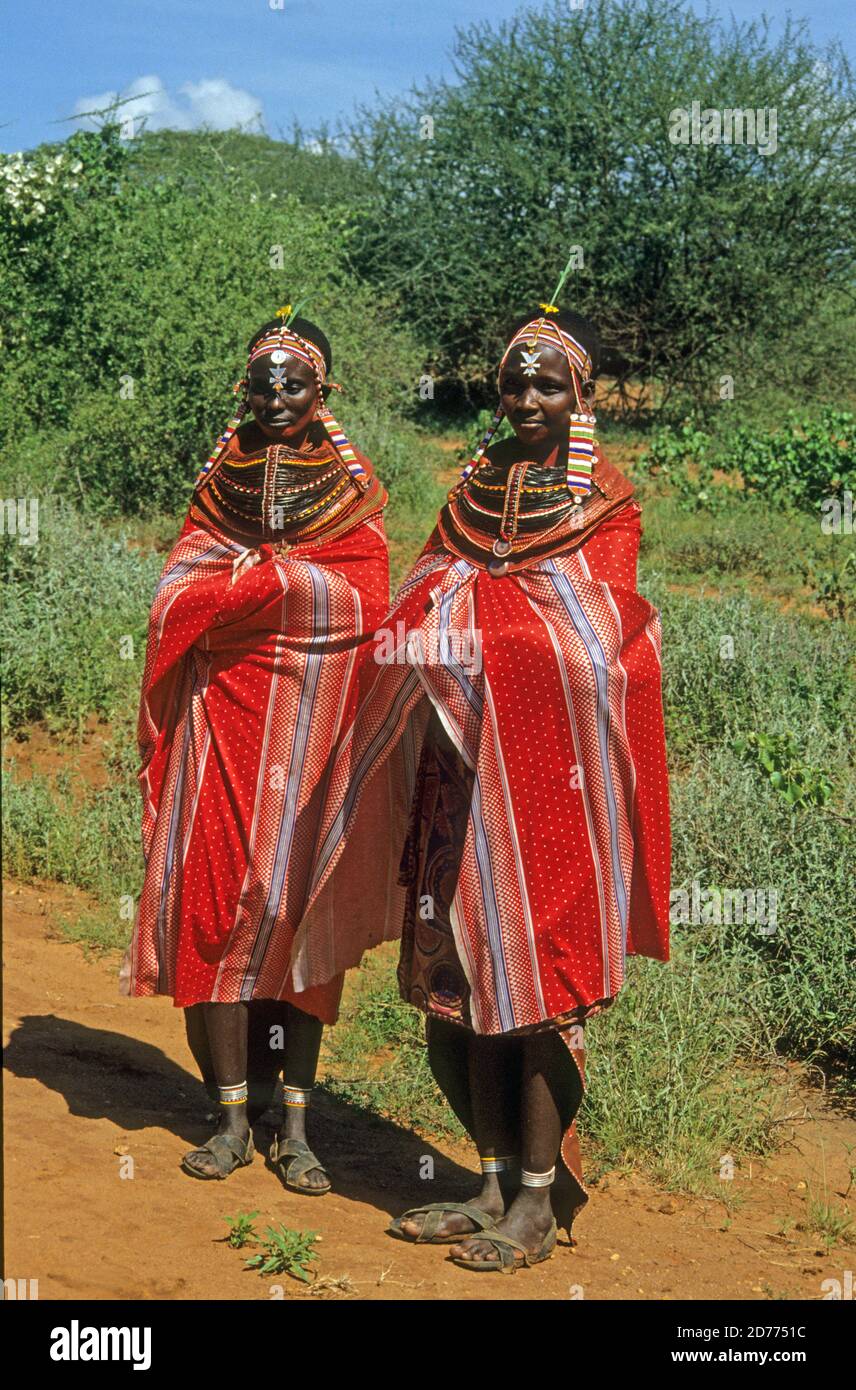Giovani donne della tribù dei Samburu. I Samburu sono un popolo nilotico del Kenya centro-settentrionale. I samburu sono pastori semi-nomadi che allevano principalmente il cattl Foto Stock