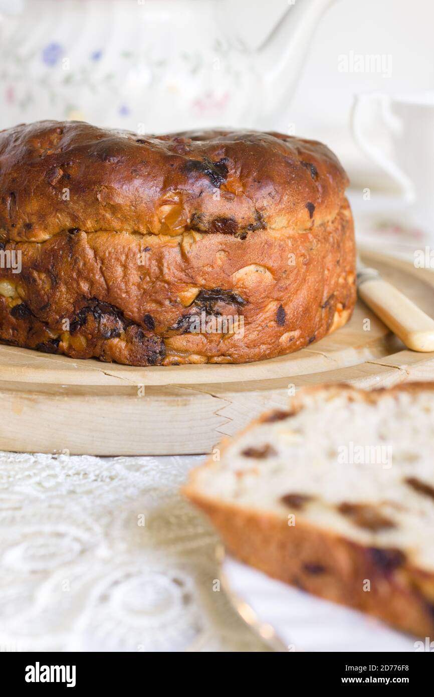 Barmbrack o Bairin Breac un tradizionale pane di frutta irlandese mangiato Con tè pomeridiano e tradizionalmente servito ad Halloween Foto Stock