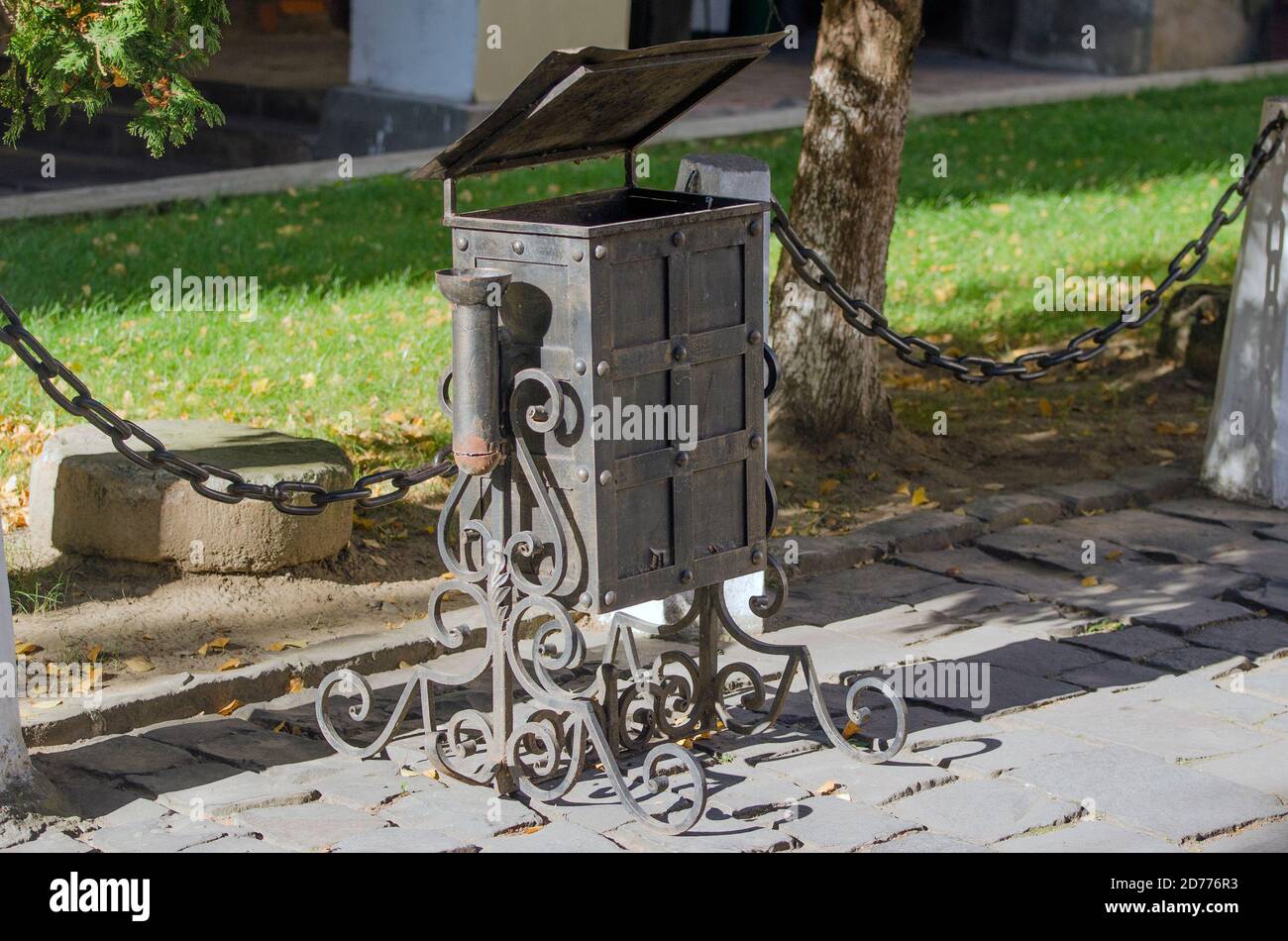 Immondizia può con modelli forgiati. Foto Stock