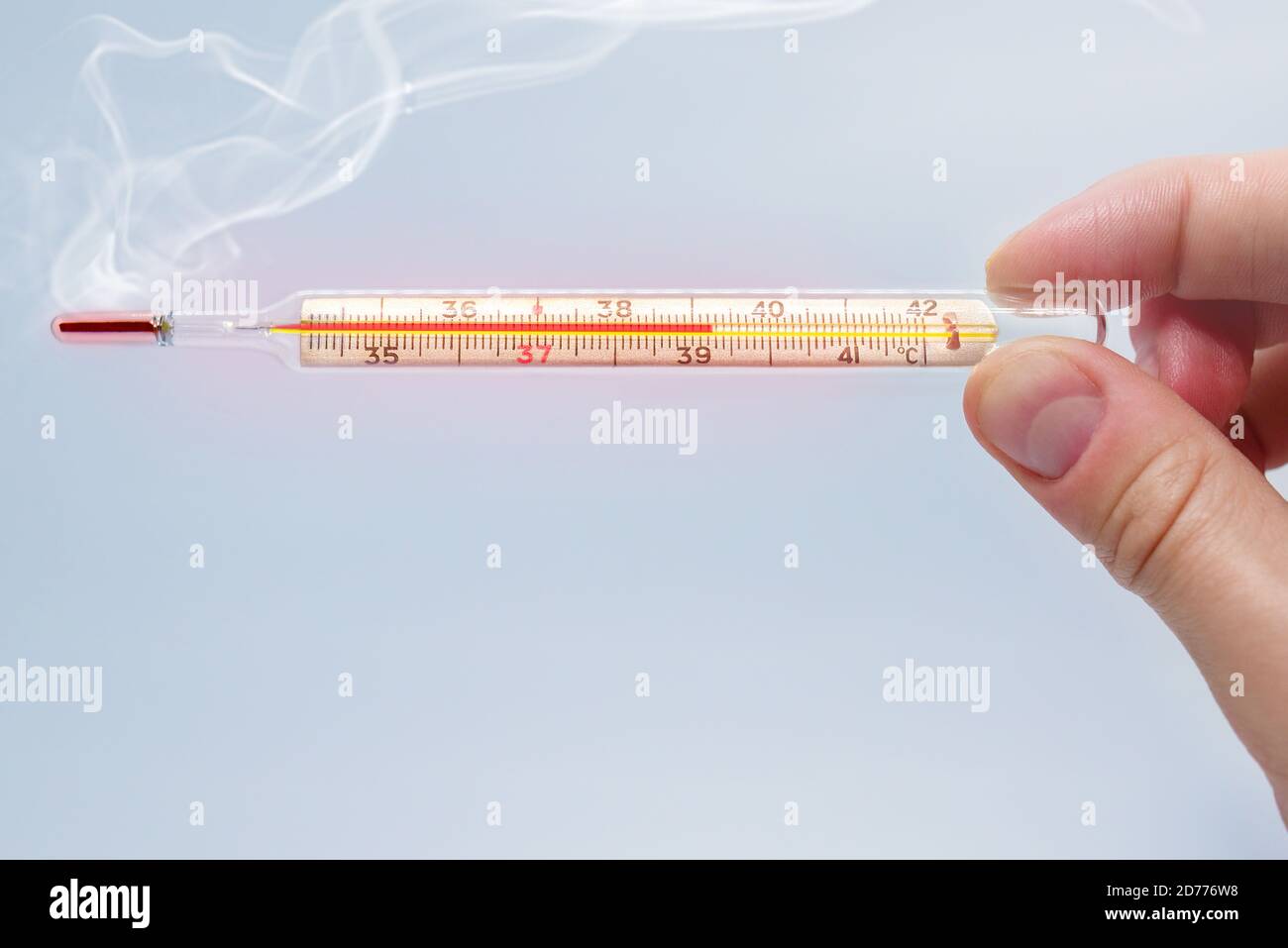 L'uomo ha un termometro con febbre da mercurio dopo la misurazione,  co-caviri19 Foto stock - Alamy