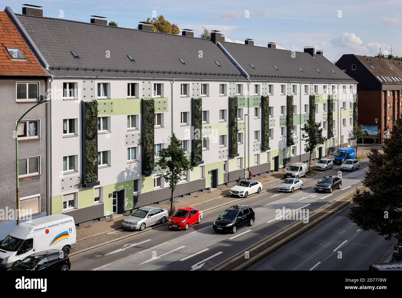 Essen, distretto della Ruhr, Renania Settentrionale-Vestfalia, Germania - facciata a parete che si verdi in case appena riorganizzate dell'Allbau Wohnungsbaugesellschaft Foto Stock