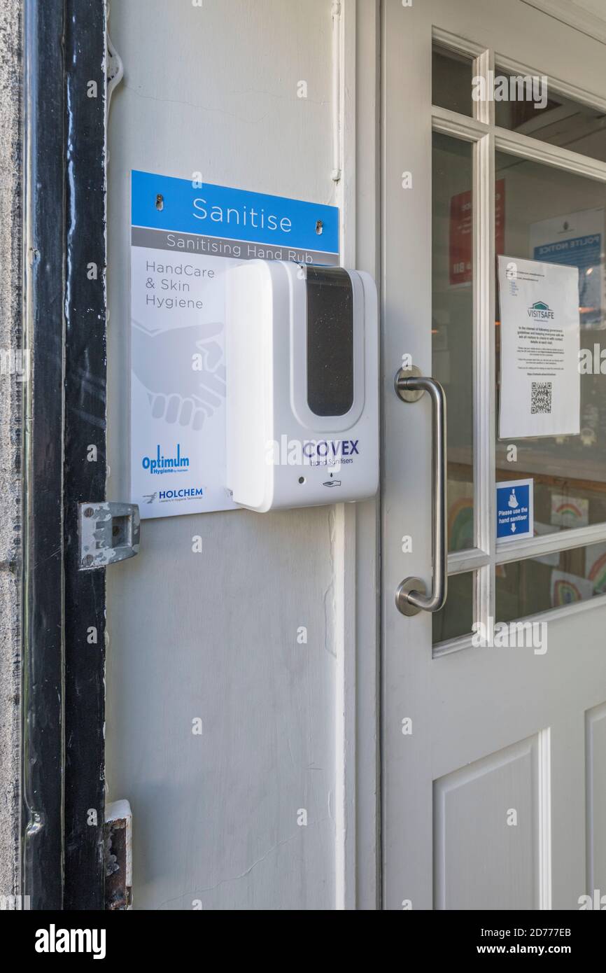 Nuovo regime di sicurezza per i clienti Pub nel Regno Unito dopo il blocco Covid. Igienizzatore a mano all'ingresso del pub come parte della nuova routine di sicurezza. Regno Unito post-covid. Foto Stock