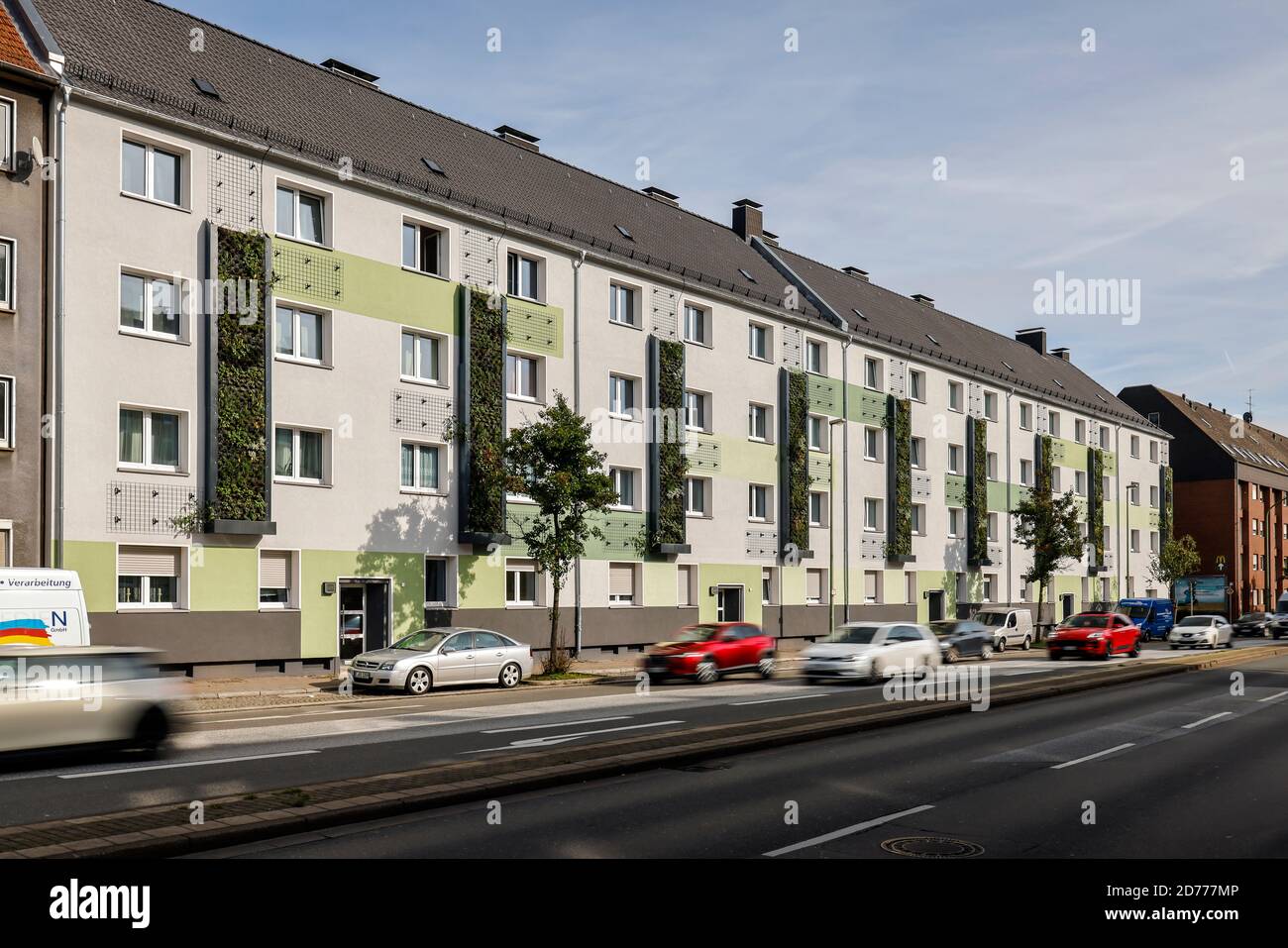 Essen, distretto della Ruhr, Renania Settentrionale-Vestfalia, Germania - facciata a parete che si verdi in case appena riorganizzate dell'Allbau Wohnungsbaugesellschaft Foto Stock