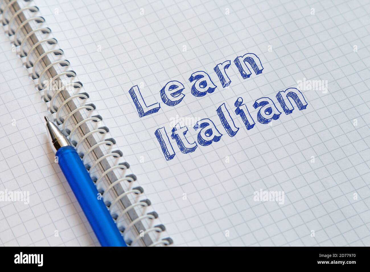 Impara l'italiano. Testo scritto a mano sul foglio del notebook Foto Stock