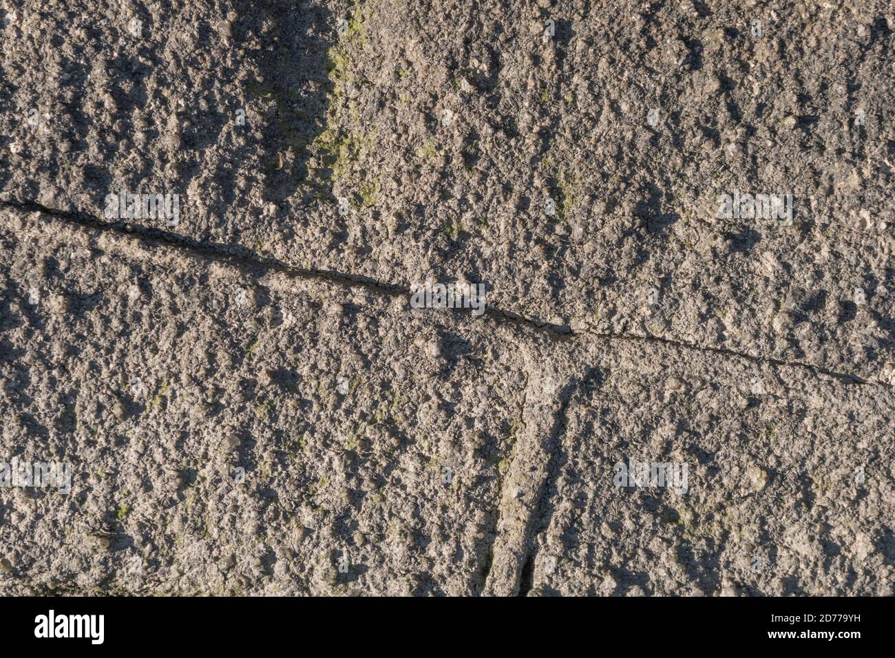 Sezione di vecchio muro di blocco di scorie dove il blocco di cemento si è consumato più rapidamente del mortaio. Questo potrebbe essere un blocco mundic, come preso in Cornovaglia. Foto Stock