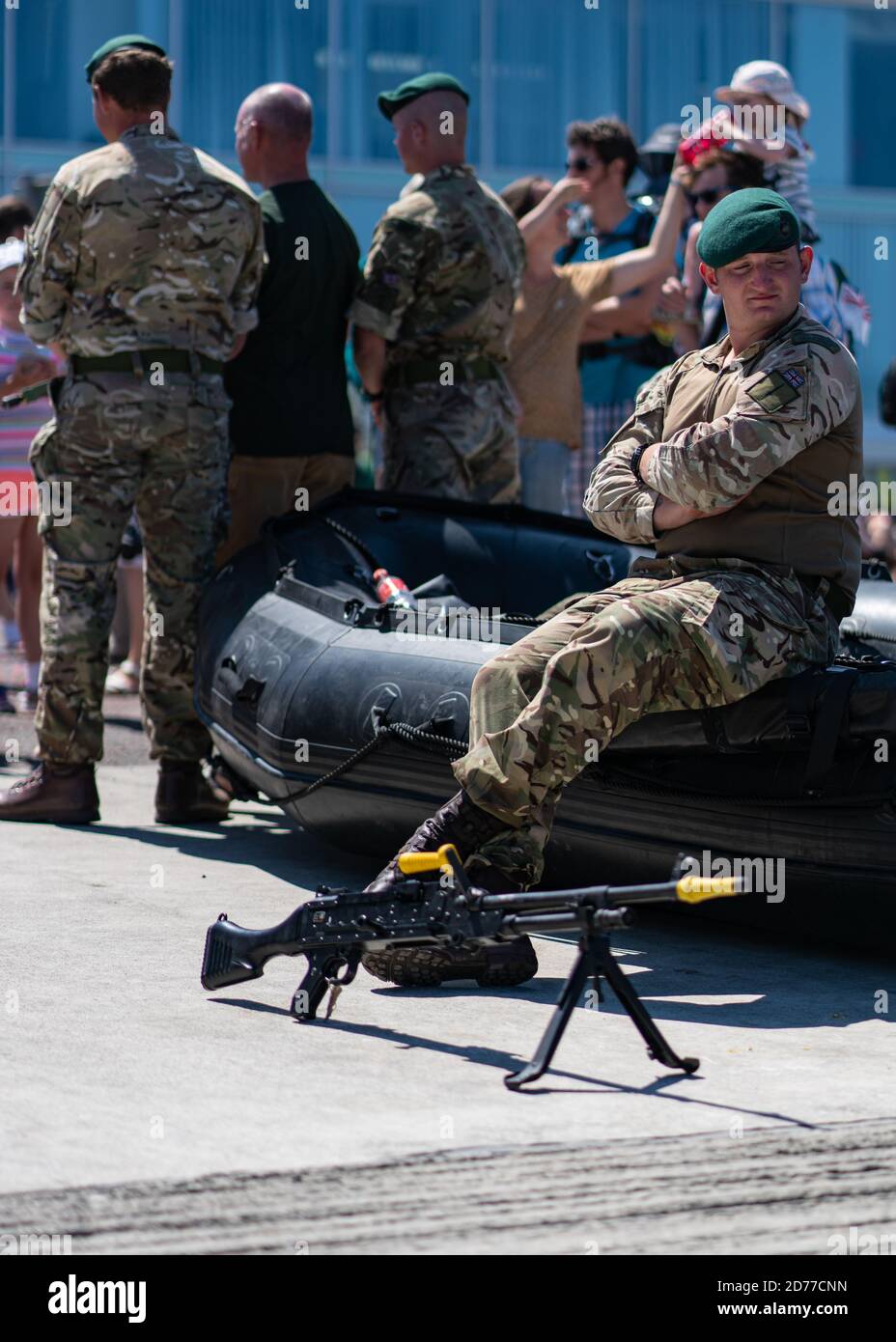 Royal Marine Commando prende tempo fuori dalla loro esposizione a. Il giorno delle forze armate di Llandudno Foto Stock