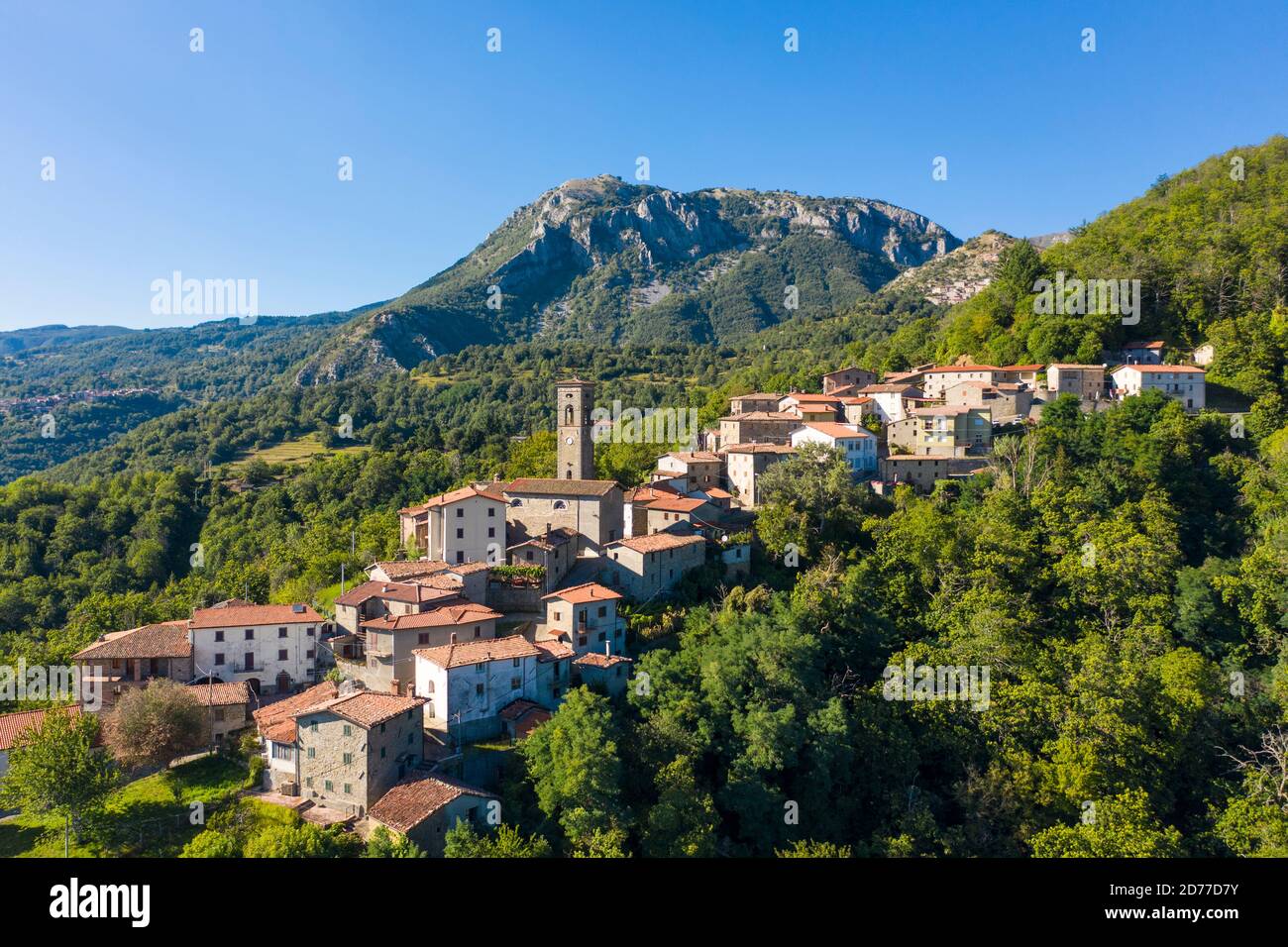 Un villaggio collinare (Villa Collemandina) nelle Alpi Apuane, Italia Foto Stock