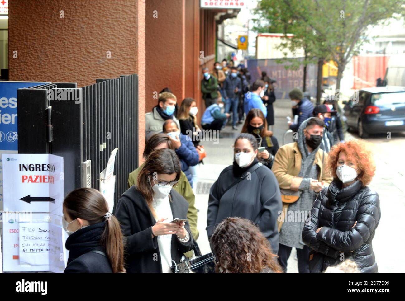 Milano, Italia. 21 Ott 2020. MILANO, Ospedale San Giuseppe, coda di persone in attesa per il Tampone Covid 19 (Maurizio Maule/Fotogramma, MILANO - 2020-10-21) p.s. la foto e' utilizzabile nel messaggio del contenuto in cui e' stata attaccata, e senza intenzione di diffondere il decoro/Alpersamy Agenzia indipendente delle foto: Live Photo Agency delle presentazioni Foto Stock