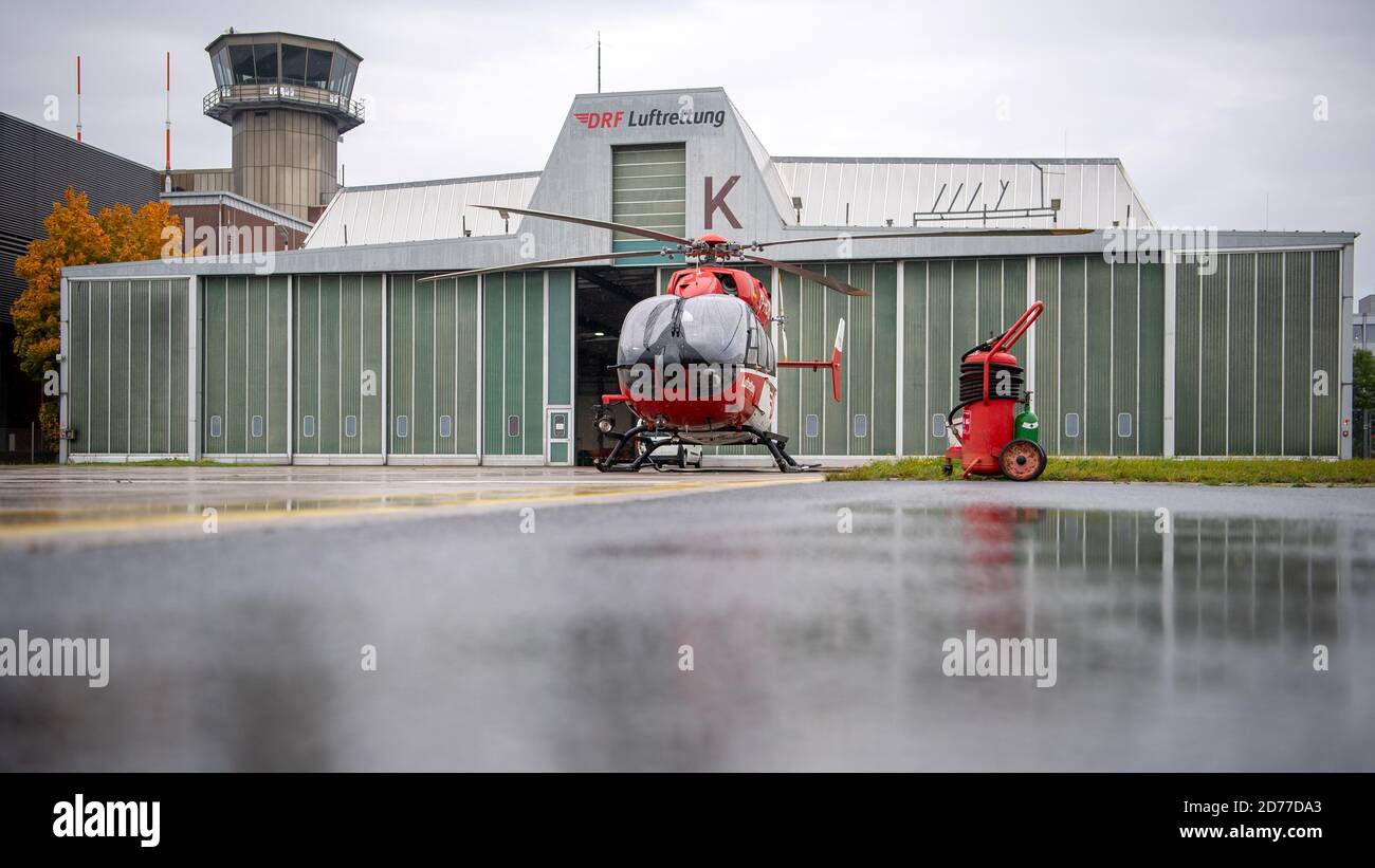 Brema, Germania. 21 Ott 2020. Il nuovo elicottero di tipo EC145 si trova all'aeroporto di fronte alla stazione di Brema del DRF Luftrettung. L'elicottero EC145 per il trasporto di terapia intensiva sostituisce il precedente BK 117. Credit: Sina Schuldt/dpa/Alamy Live News Foto Stock