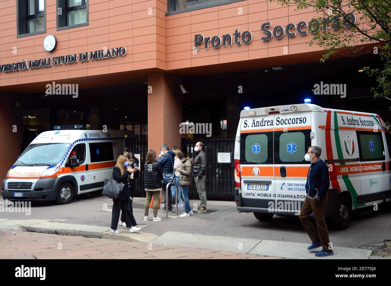 MILANO,Ospedale San Giuseppe,coda di persona in attesa per il Tampone Covid 19 (Maurizio Maule/Fotogramma, MILANO - 2020-10-21) p.s. la foto e' utilizzabile nel messaggio del contenuto in cui e' stata attaccata, e senza intendimento diffondatorio del decoro delle persone presenti Foto Stock