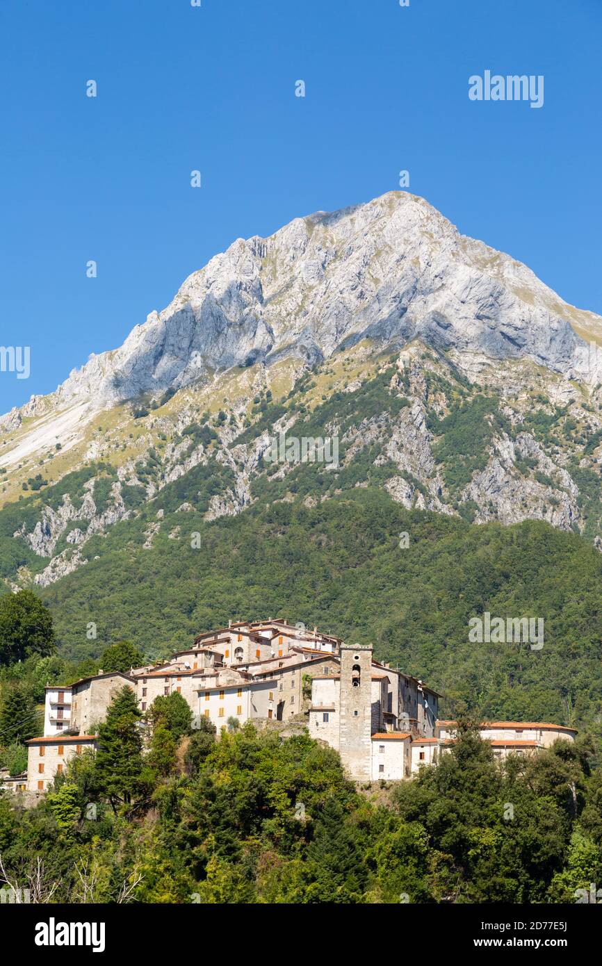 Il villaggio collinare di Pruno con le montagne alle spalle, Alpi Apuane, Italia Foto Stock