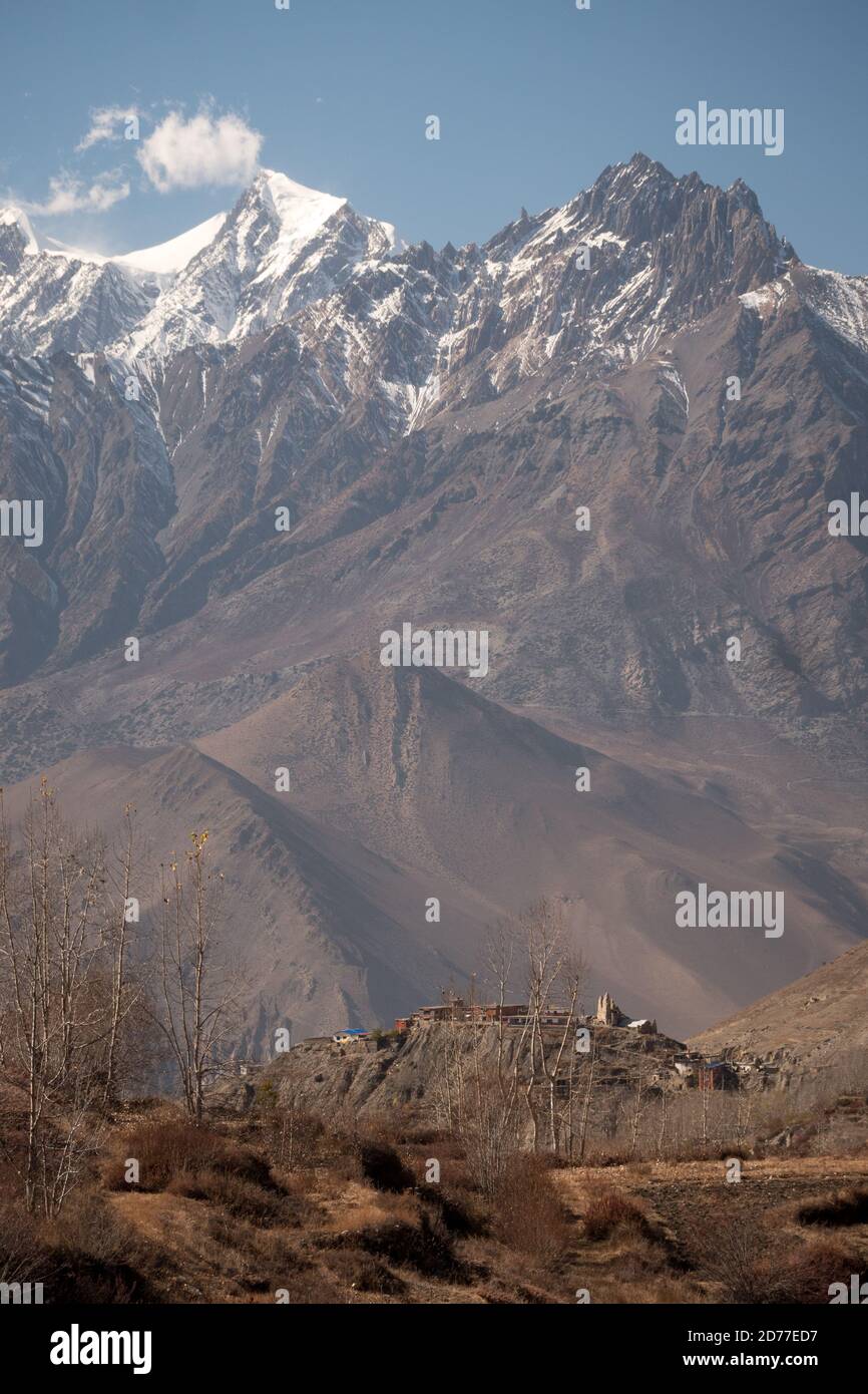 Nepal. Vista di Jharkot da Muktinath. Circuito Annapurna. Foto Stock
