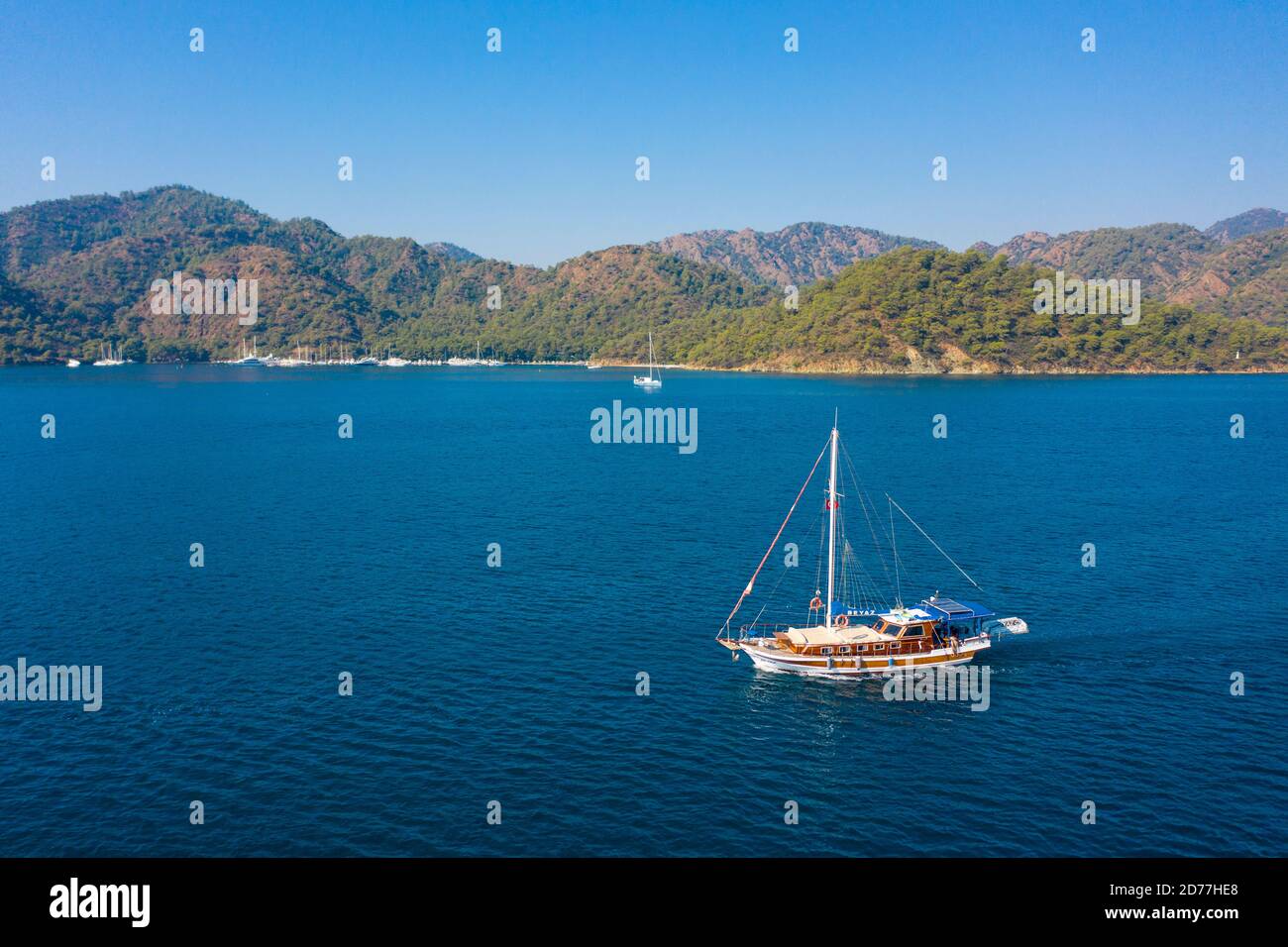 Una barca turistica che parte in una gita di un giorno delle isole Göcek, provincia di Muğla, Turchia Foto Stock