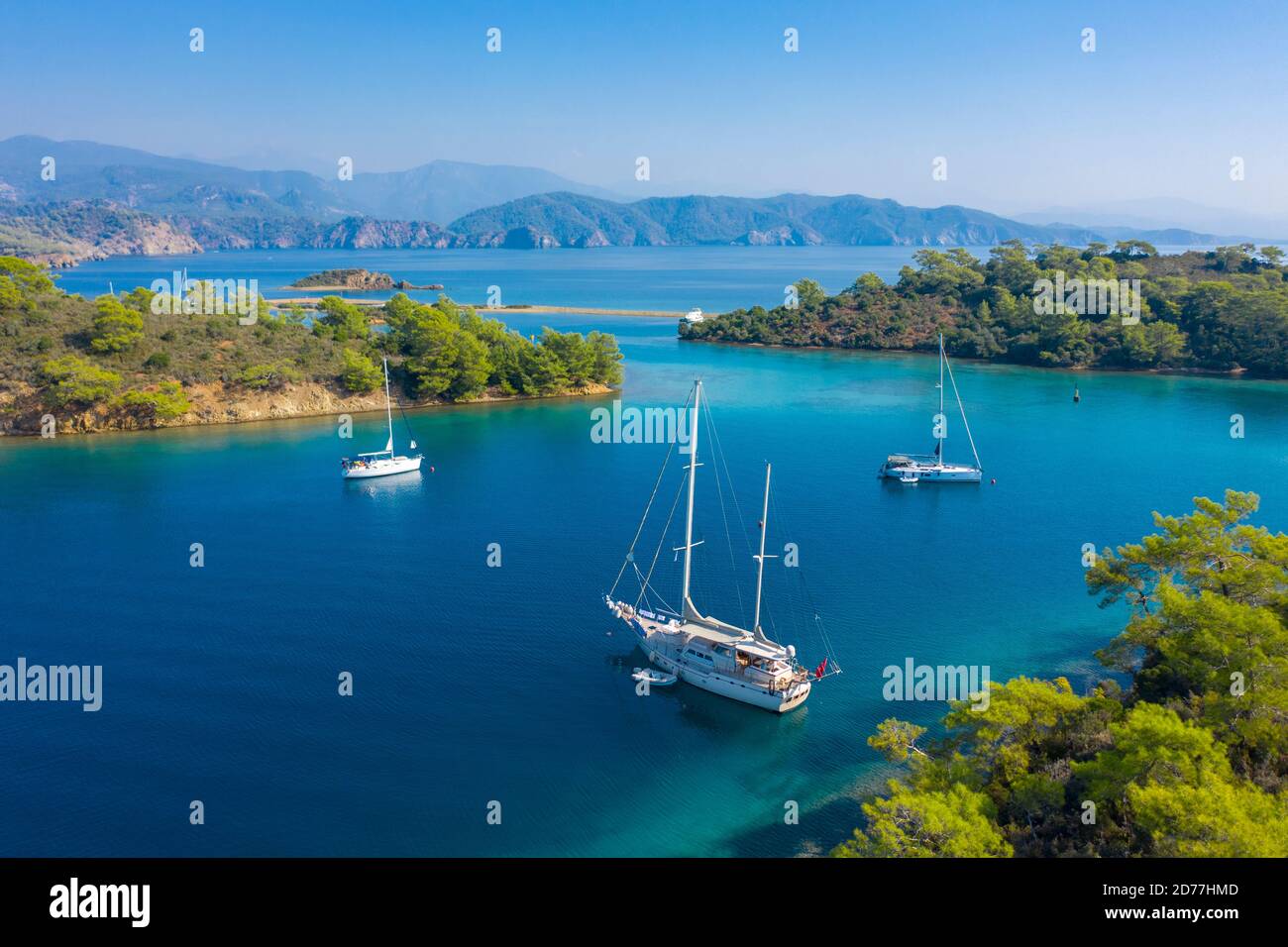 Barche ancorate alle acque cristalline delle isole Göcek, provincia di Muğla, Turchia Foto Stock